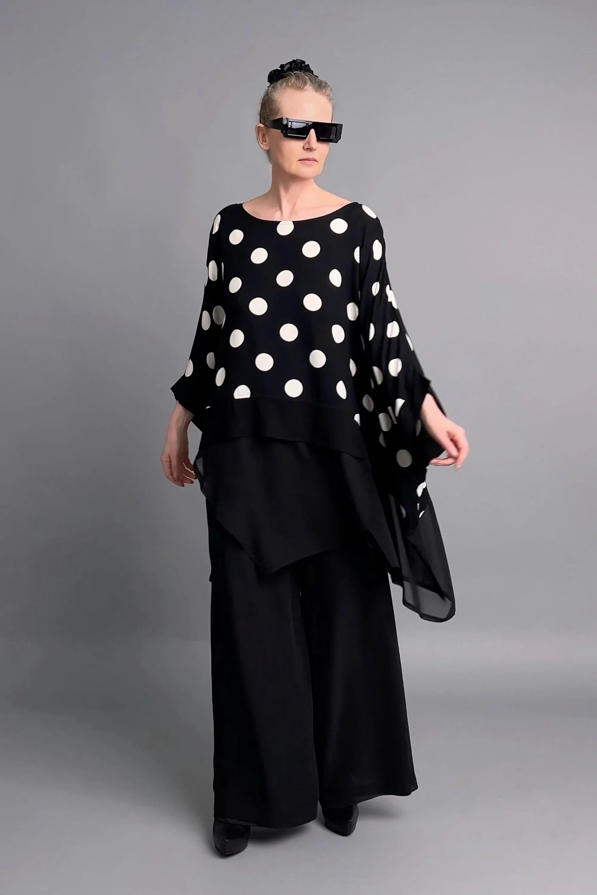 Schwarz-weiße Oversize-Bluse mit Punkten und Lagenlook von Maxlive aus reiner Viskose