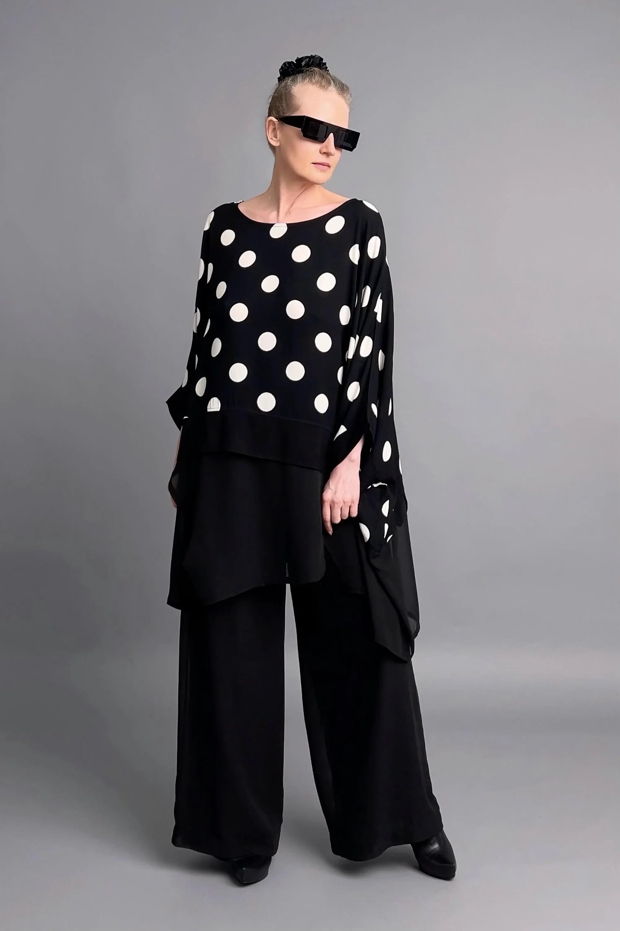 Schwarz-weiße Oversize-Bluse mit Punkten und Lagenlook von Maxlive aus reiner Viskose