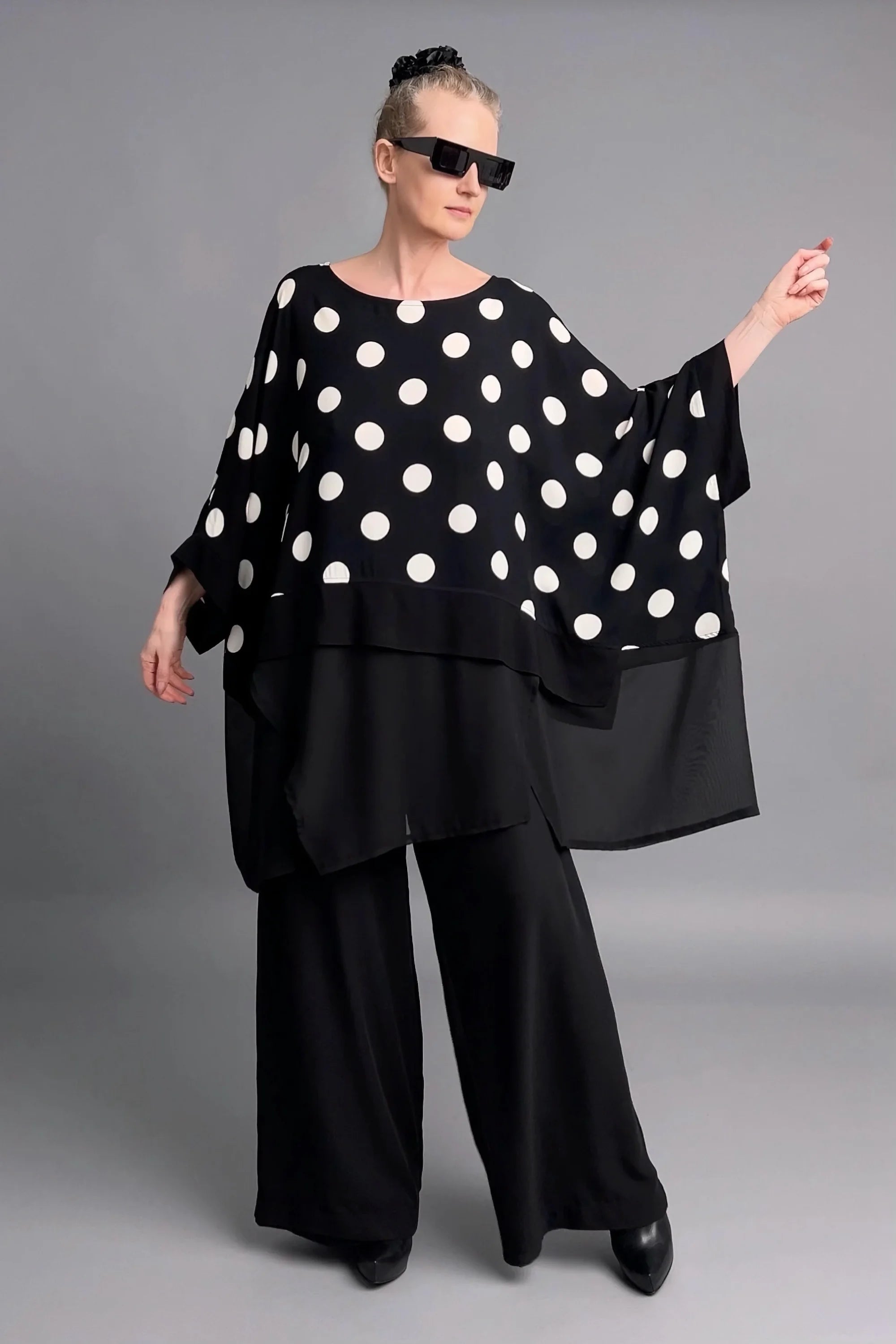 Schwarz-weiße Oversize-Bluse mit Punkten und Lagenlook von Maxlive aus reiner Viskose