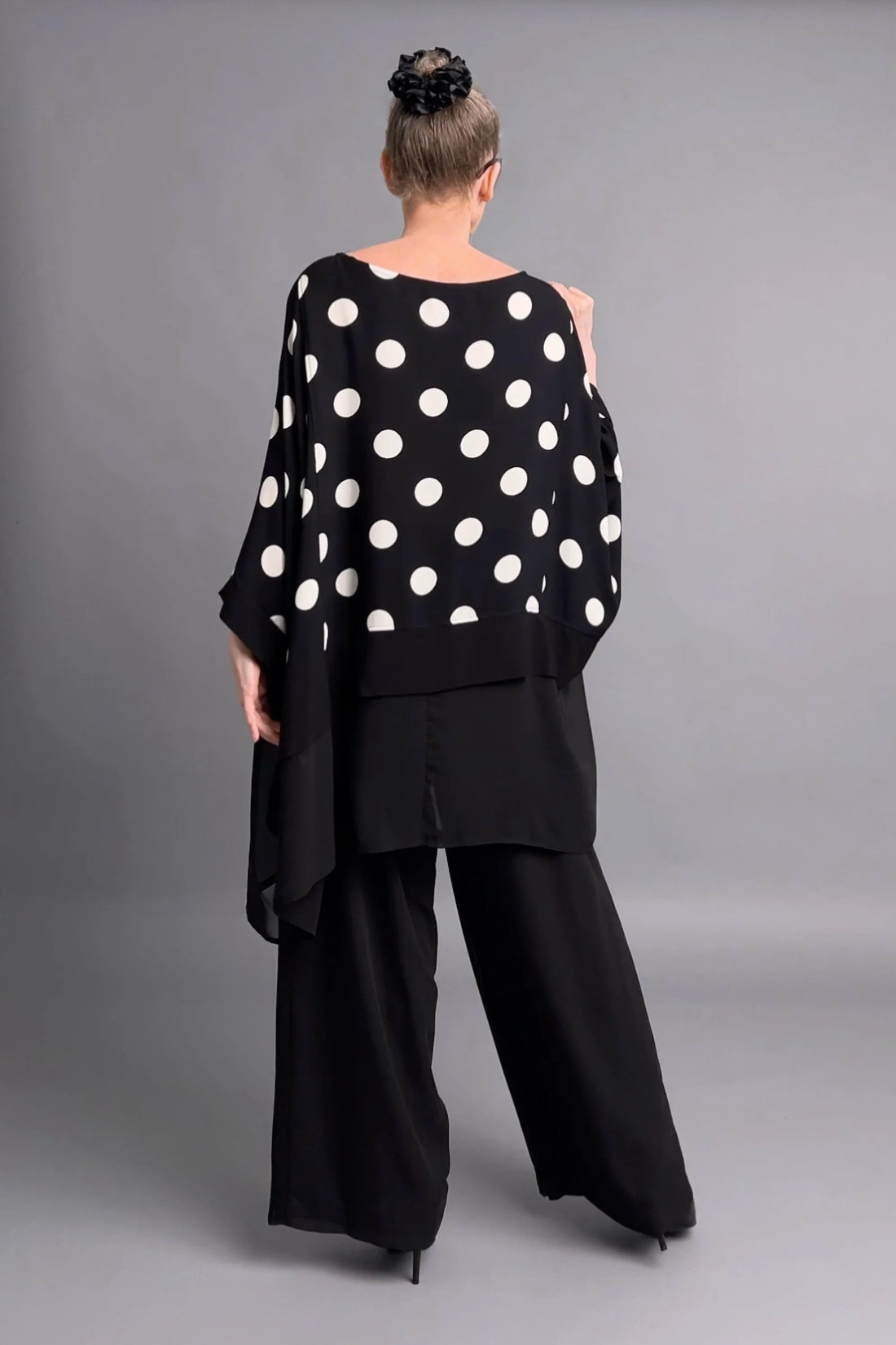 Schwarz-weiße Oversize-Bluse mit Punkten und Lagenlook von Maxlive aus reiner Viskose