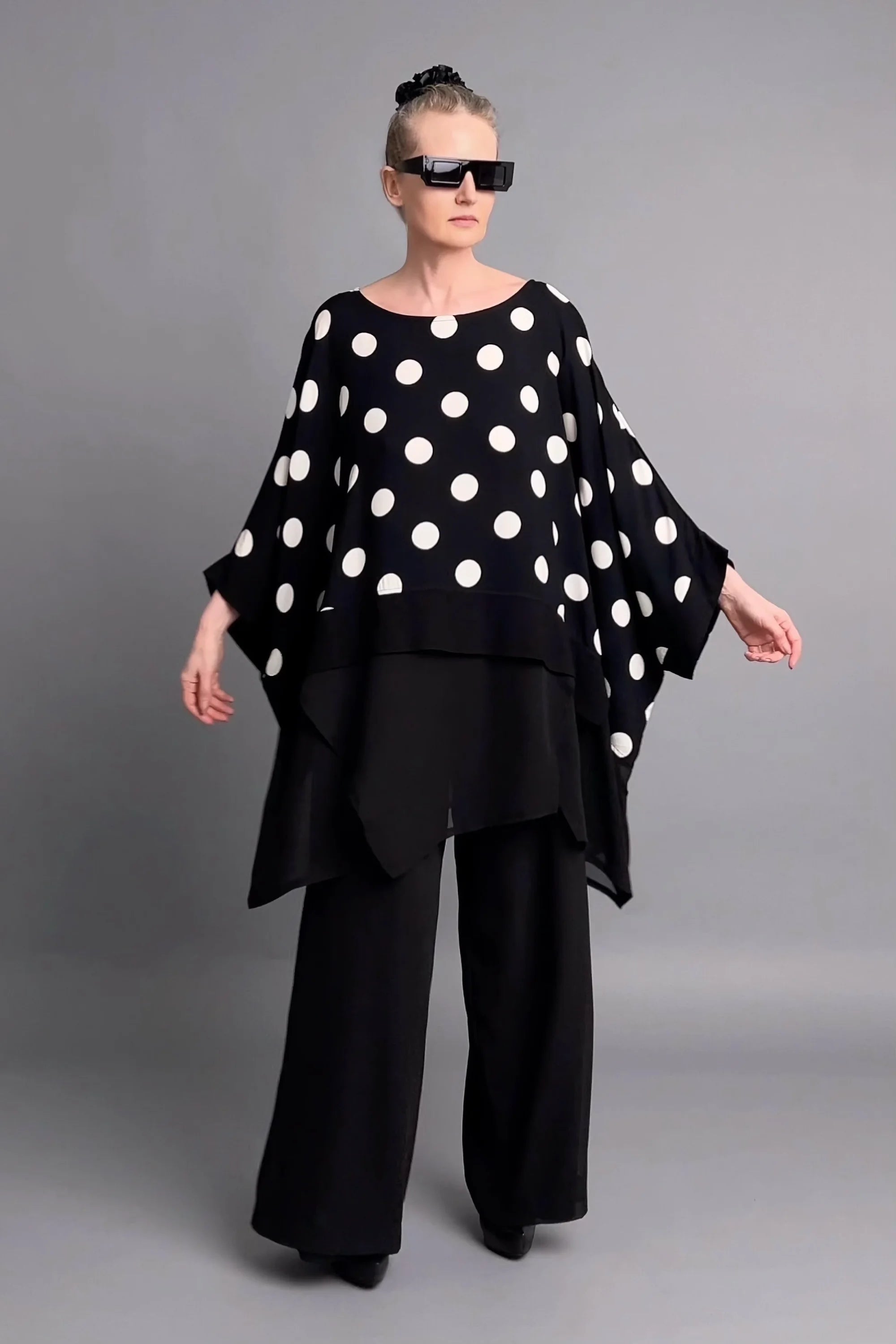 Schwarz-weiße Oversize-Bluse mit Punkten und Lagenlook von Maxlive aus reiner Viskose