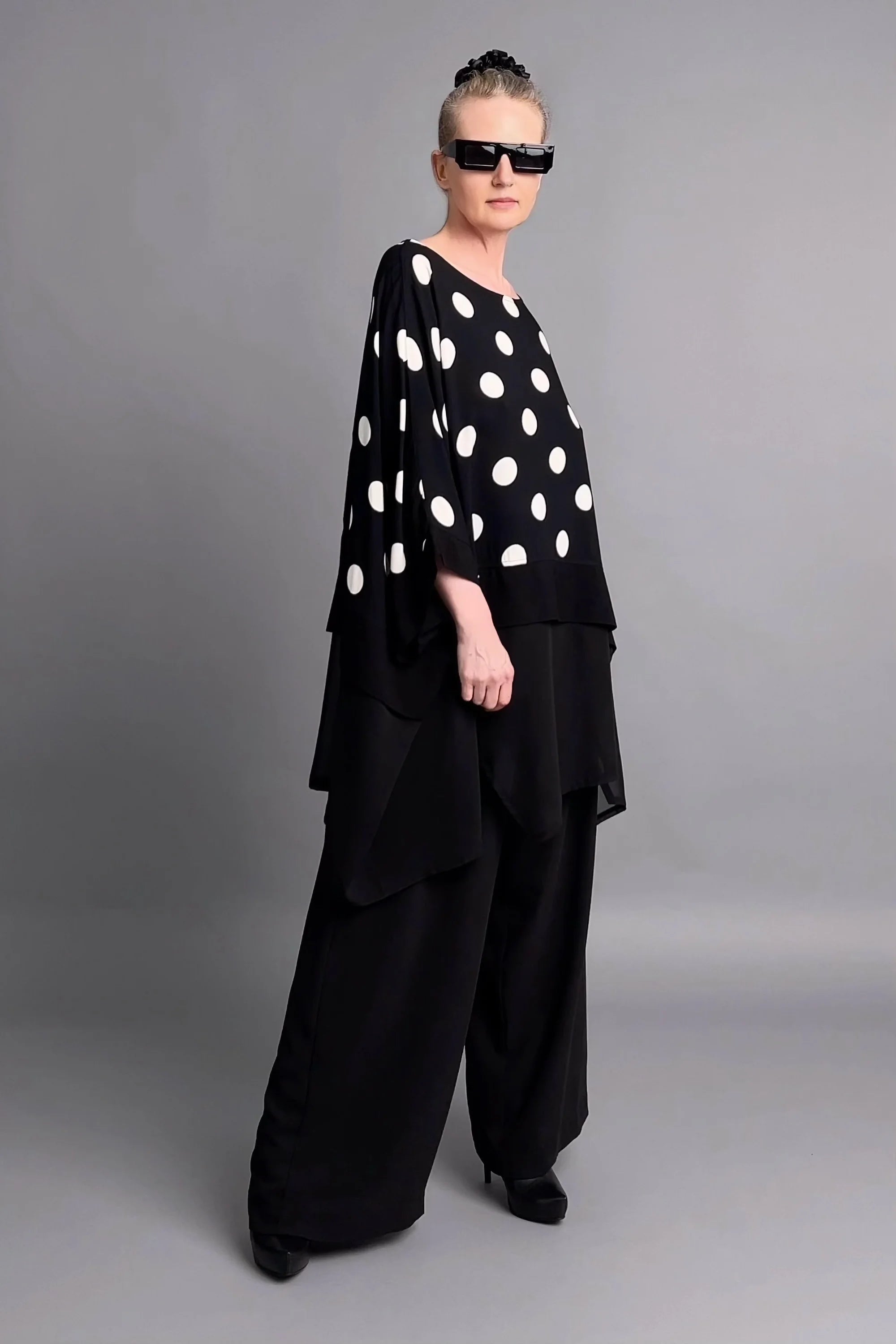 Schwarz-weiße Oversize-Bluse mit Punkten und Lagenlook von Maxlive aus reiner Viskose