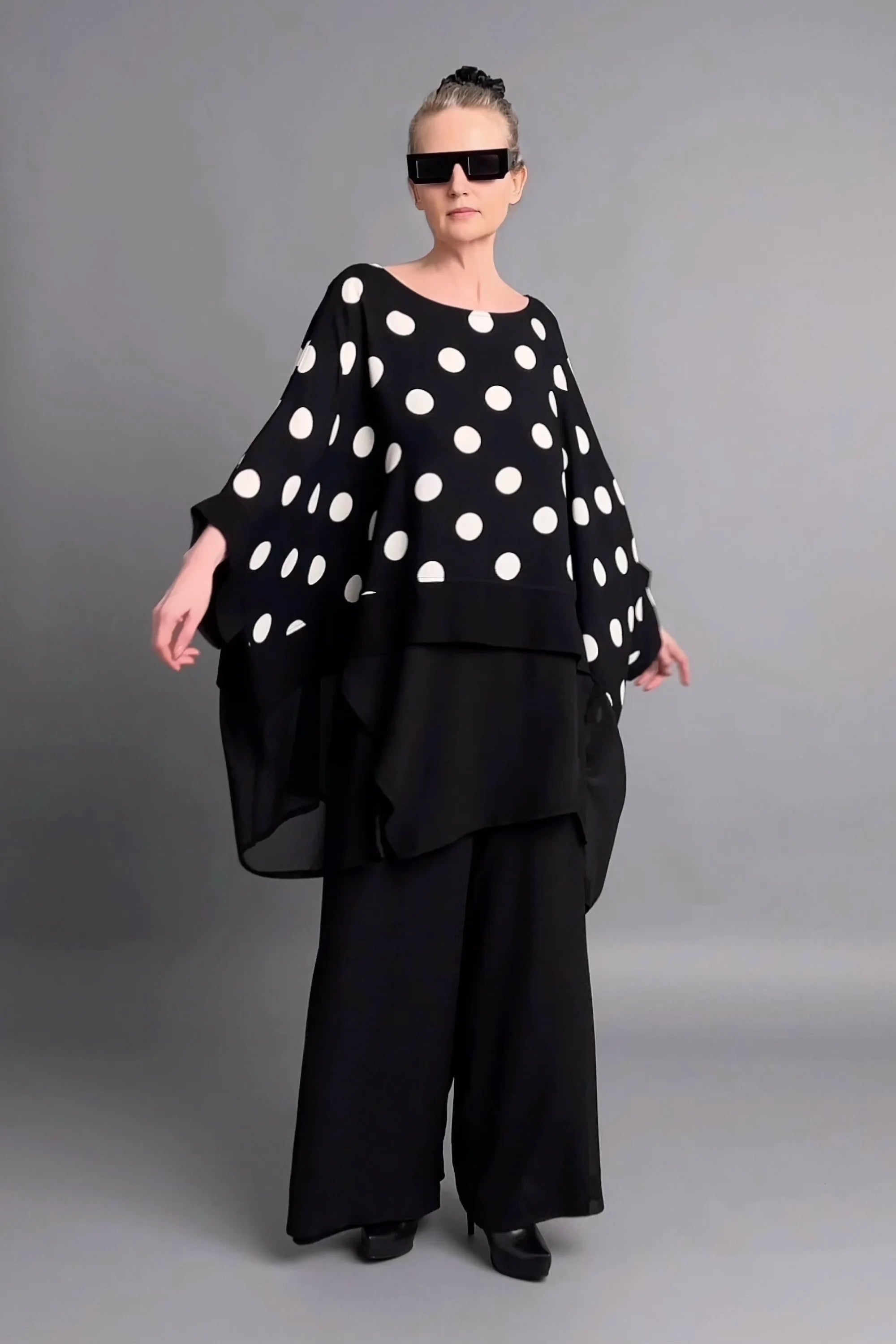 Schwarz-weiße Oversize-Bluse mit Punkten und Lagenlook von Maxlive aus reiner Viskose