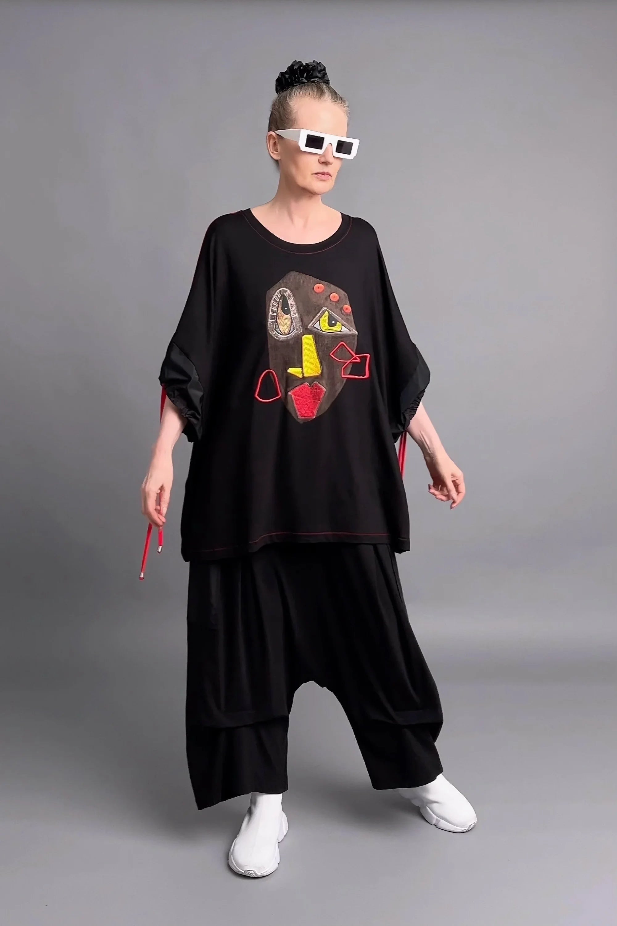 Oversize-Bluse mit Gesichtsapplikation und roten Akzenten aus Viskose von Maxlive in Schwarz