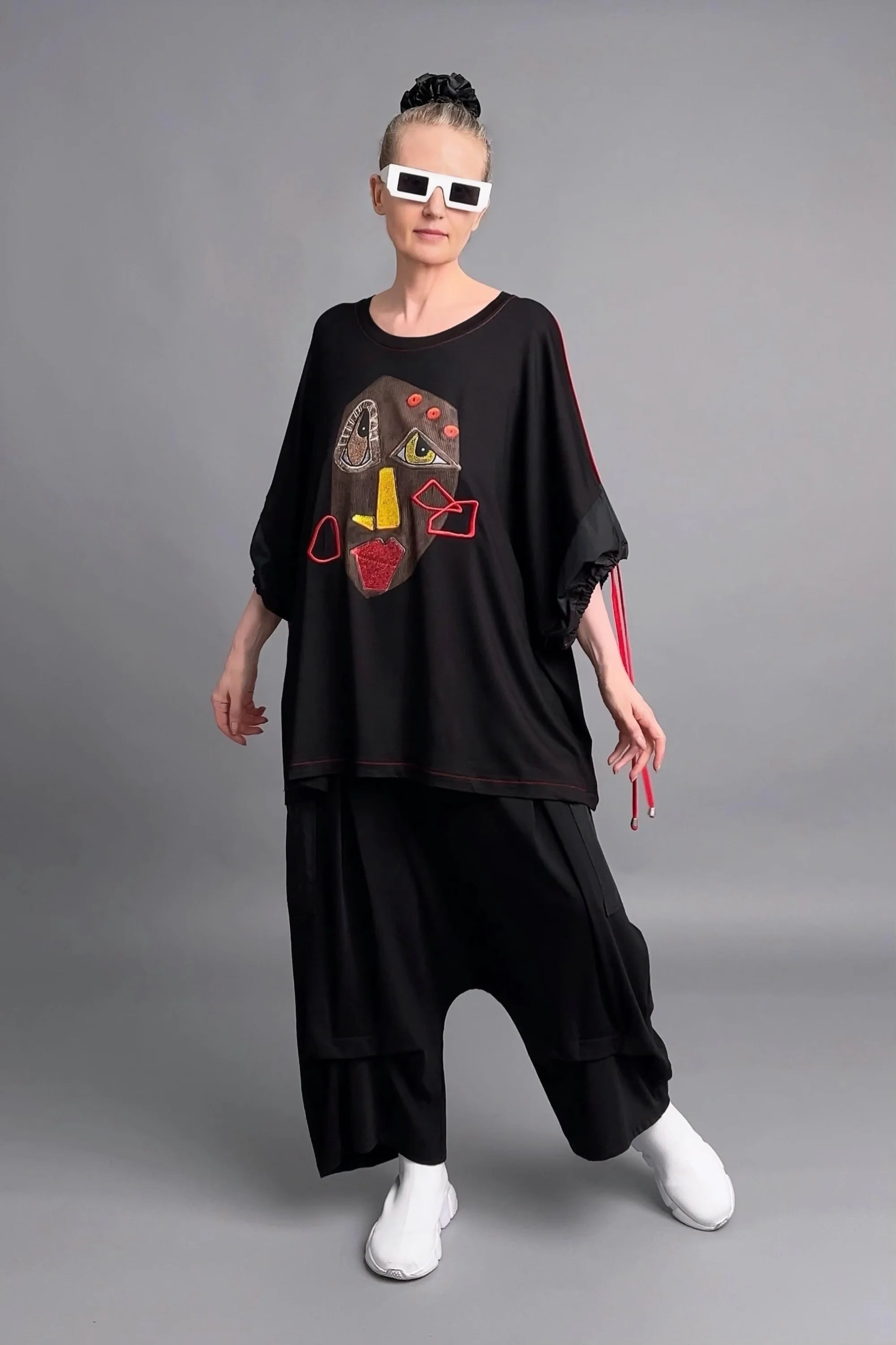 Oversize-Bluse mit Gesichtsapplikation und roten Akzenten aus Viskose von Maxlive in Schwarz