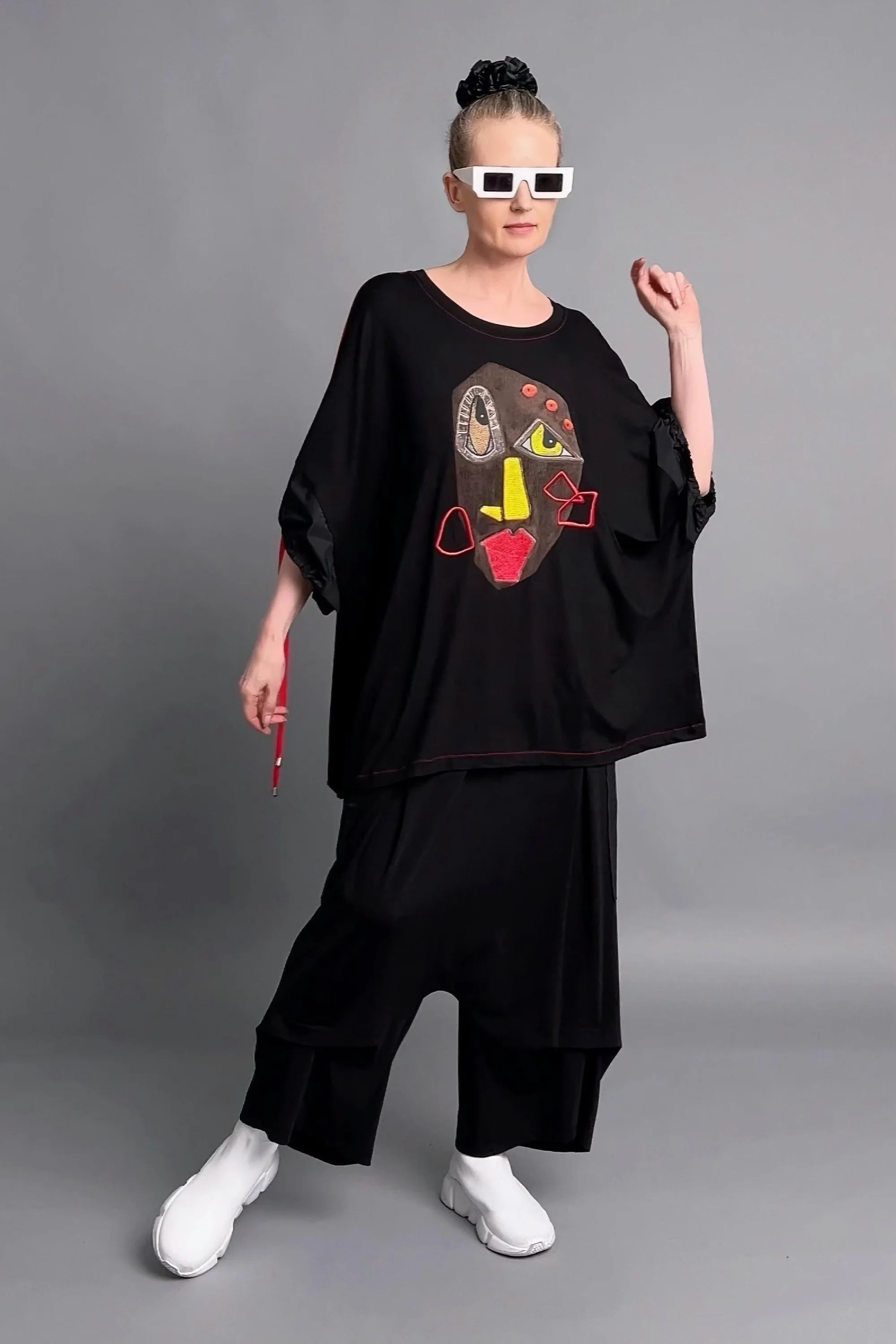 Oversize-Bluse mit Gesichtsapplikation und roten Akzenten aus Viskose von Maxlive in Schwarz