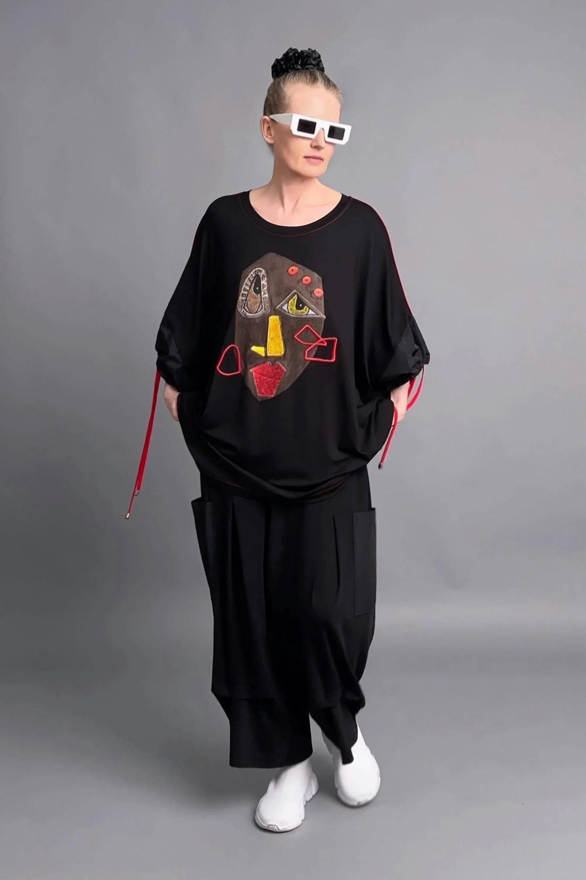 Oversize-Bluse mit Gesichtsapplikation und roten Akzenten aus Viskose von Maxlive in Schwarz