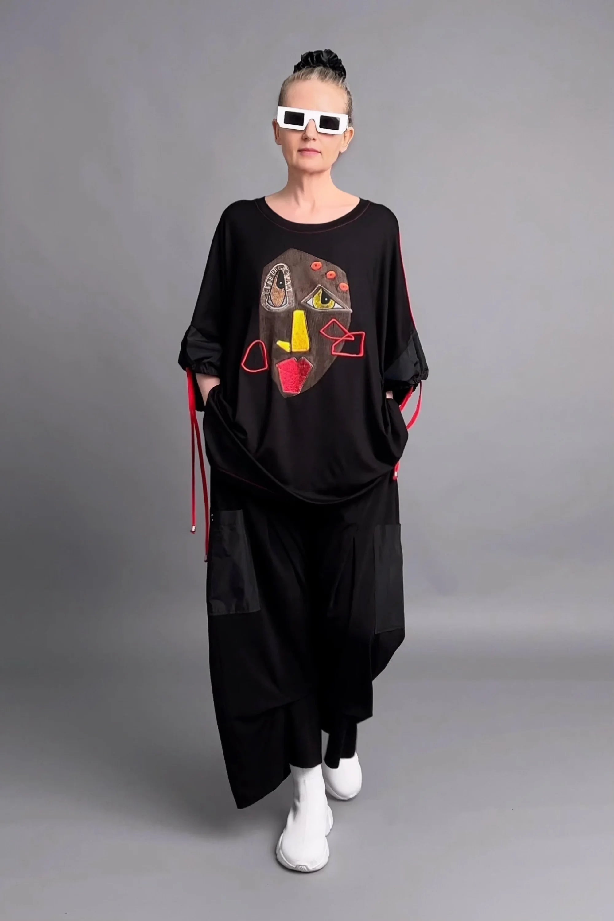 Oversize-Bluse mit Gesichtsapplikation und roten Akzenten aus Viskose von Maxlive in Schwarz