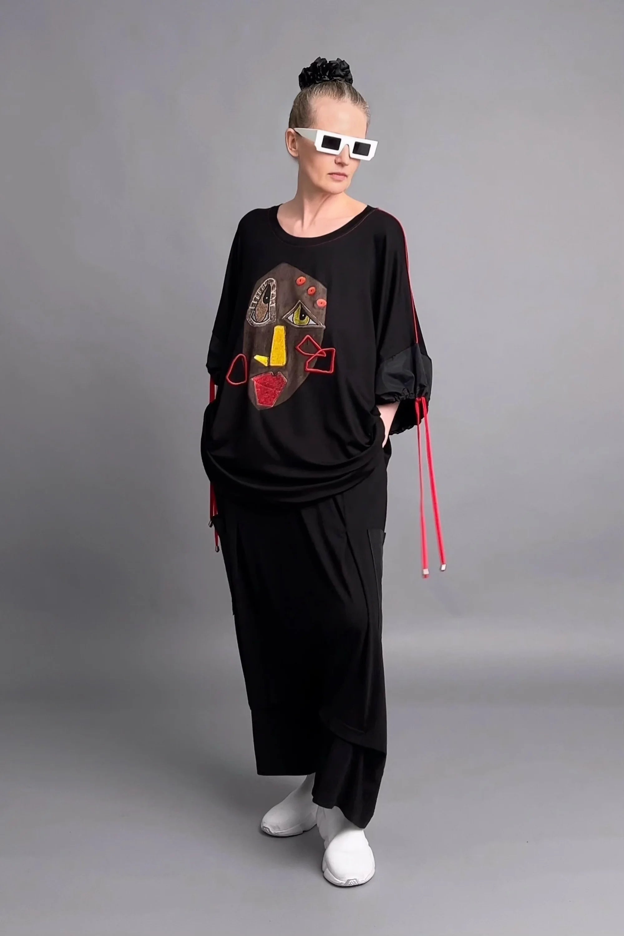 Oversize-Bluse mit Gesichtsapplikation und roten Akzenten aus Viskose von Maxlive in Schwarz