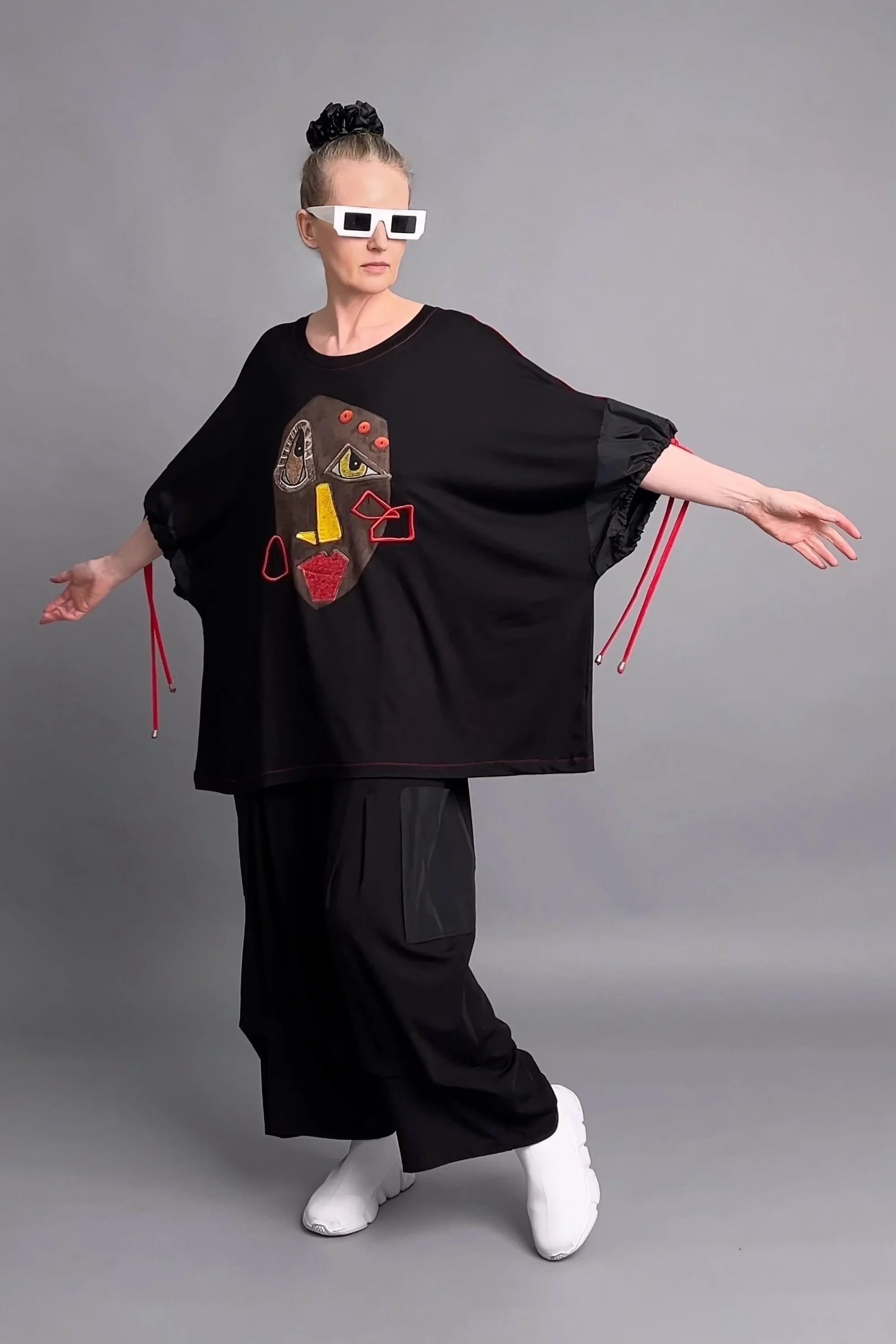 Oversize-Bluse mit Gesichtsapplikation und roten Akzenten aus Viskose von Maxlive in Schwarz