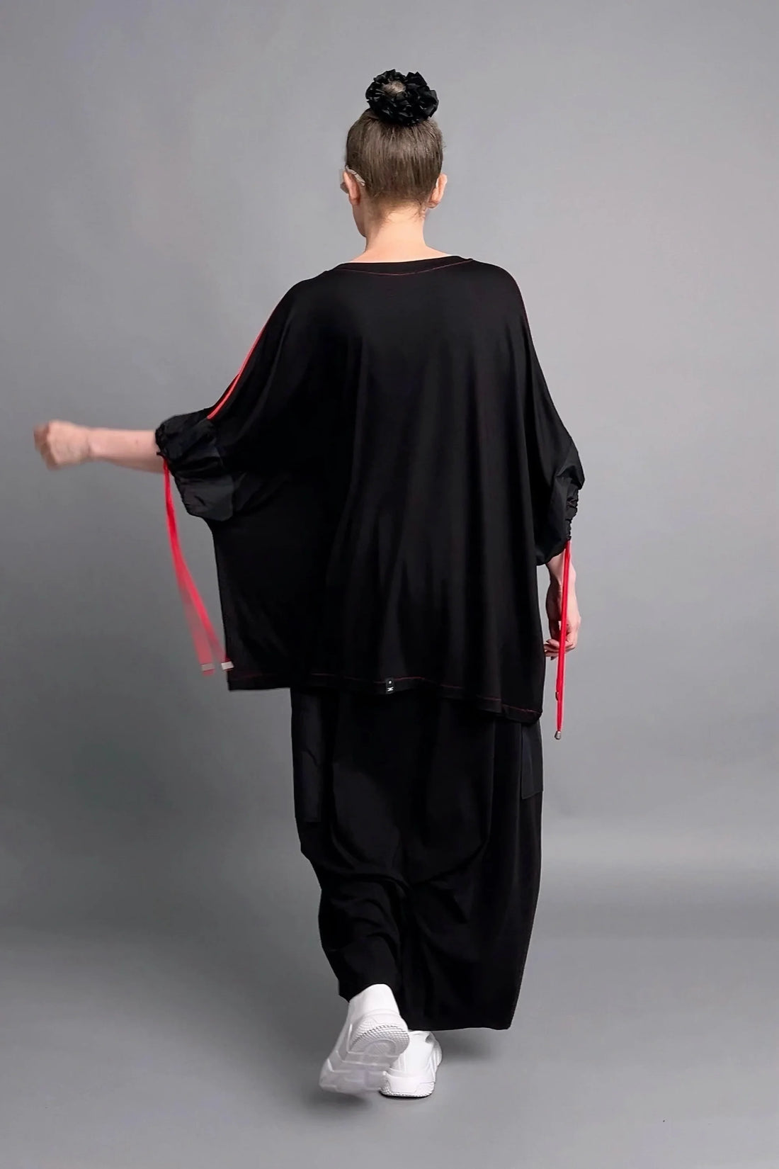 Oversize-Bluse mit Gesichtsapplikation und roten Akzenten aus Viskose von Maxlive in Schwarz