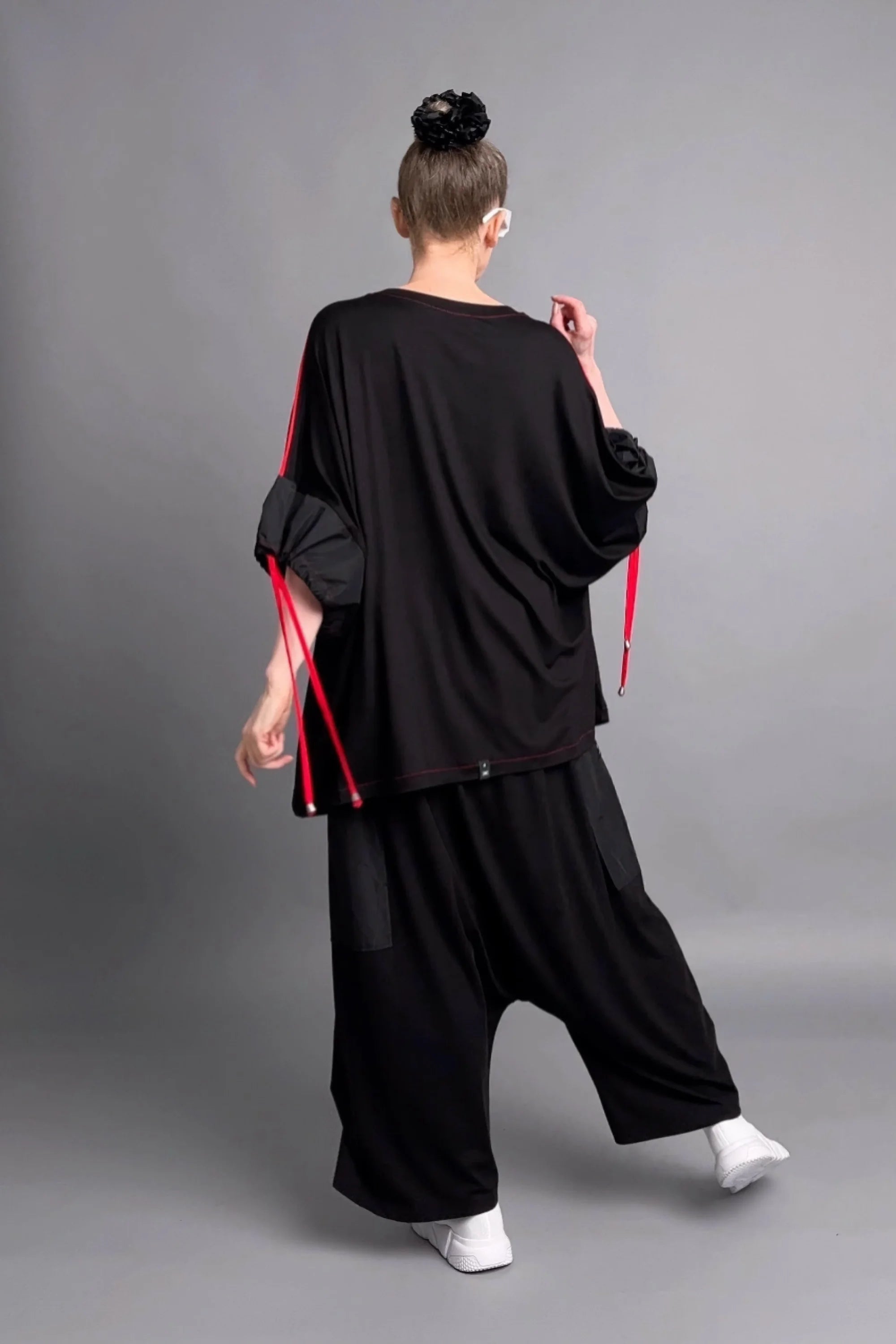 Oversize-Bluse mit Gesichtsapplikation und roten Akzenten aus Viskose von Maxlive in Schwarz