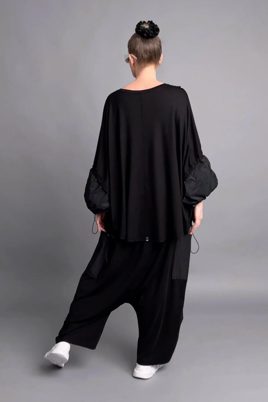 Weite Layer-Hose in Schwarz mit tiefem Schritt & Seitentaschen von Maxlive – Avantgarde