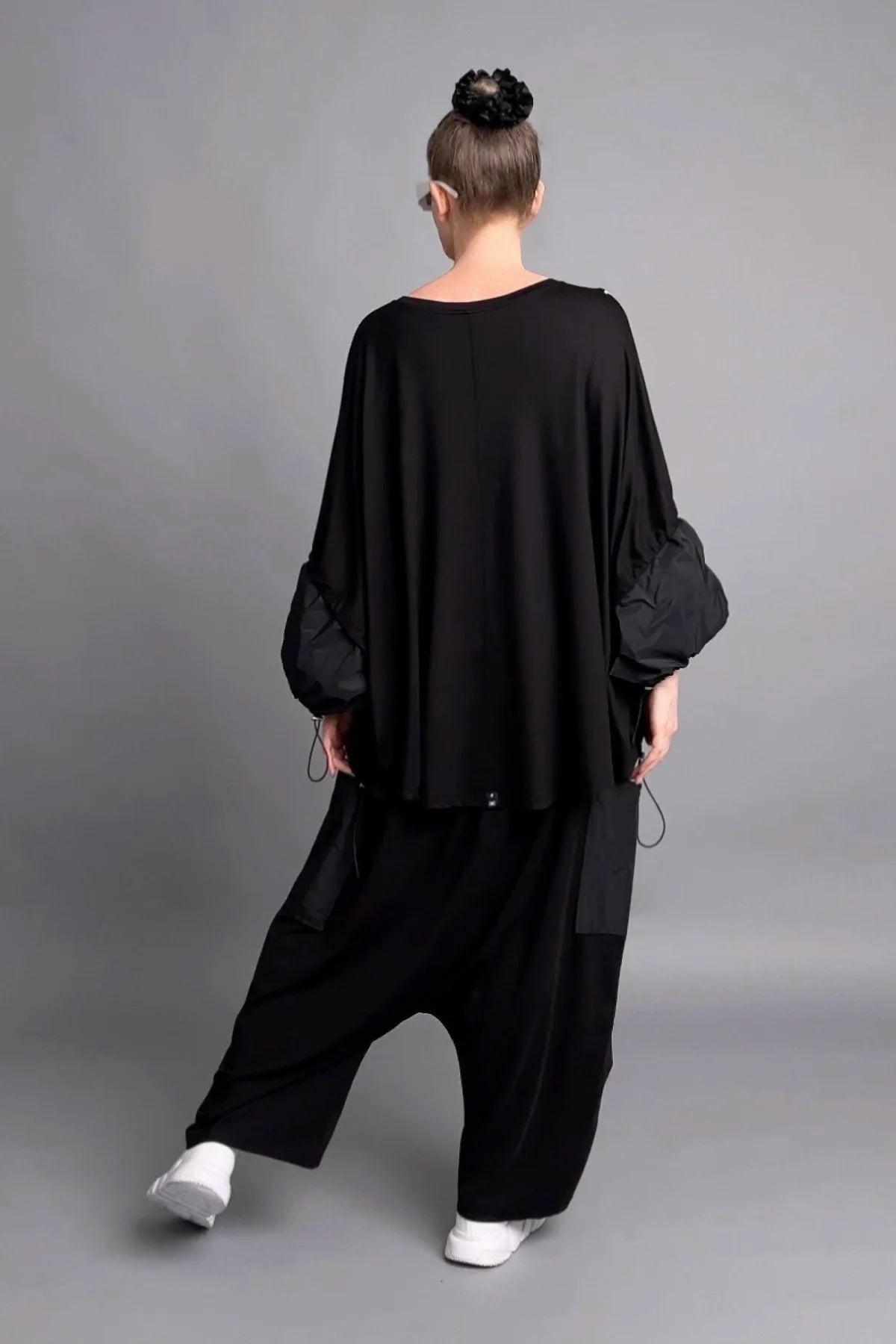 Weite Layer-Hose in Schwarz mit tiefem Schritt & Seitentaschen von Maxlive – Avantgarde