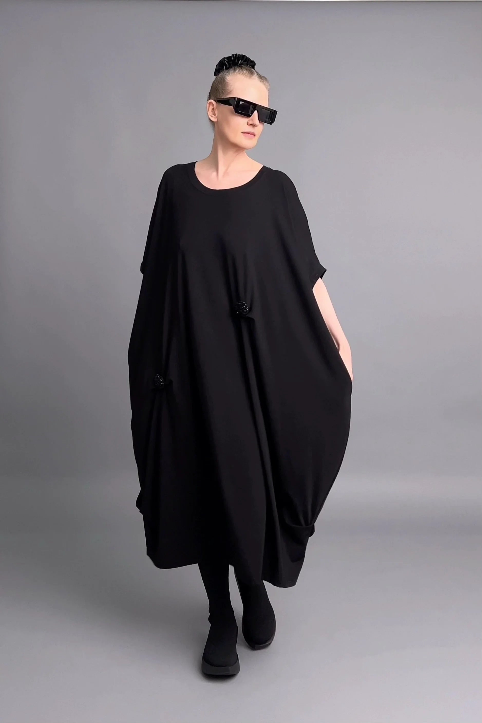 Avantgarde-Kleid in Schwarz mit Drapierung und Blütendetails von Maxlive im Oversize-Look