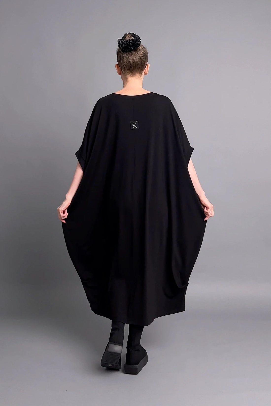 Avantgarde-Kleid in Schwarz mit Drapierung und Blütendetails von Maxlive im Oversize-Look