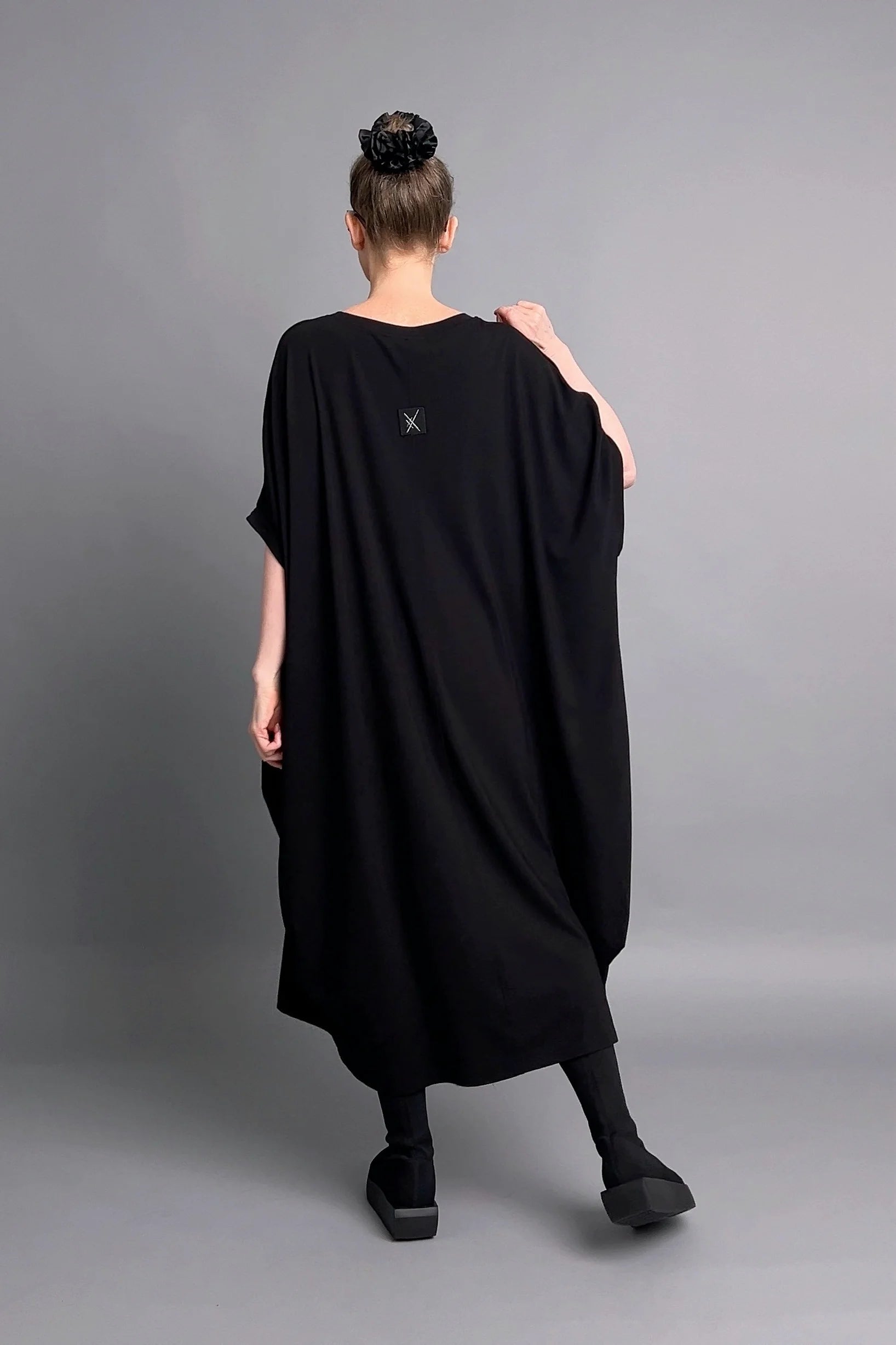 Avantgarde-Kleid in Schwarz mit Drapierung und Blütendetails von Maxlive im Oversize-Look