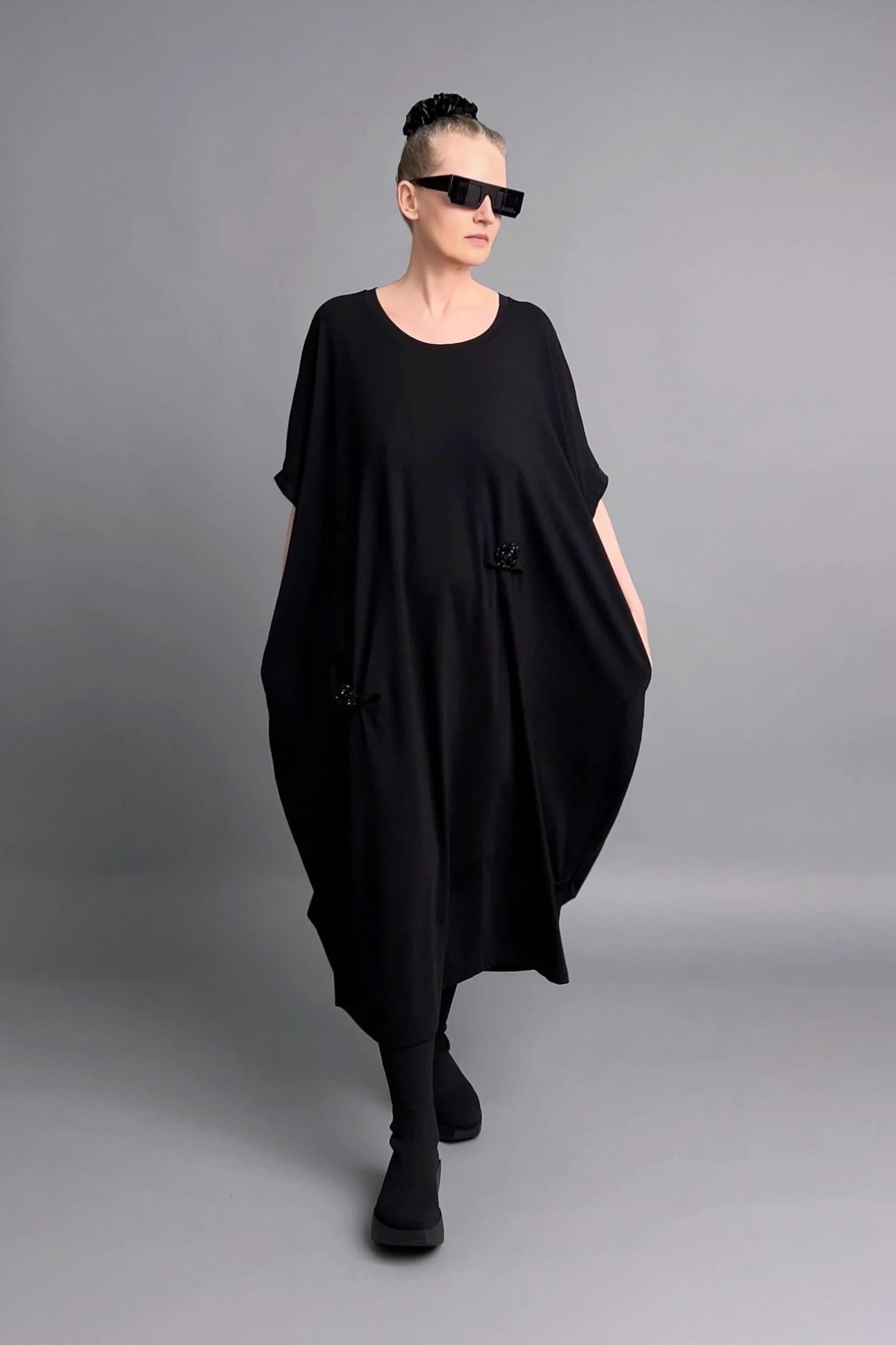 Avantgarde-Kleid in Schwarz mit Drapierung und Blütendetails von Maxlive im Oversize-Look