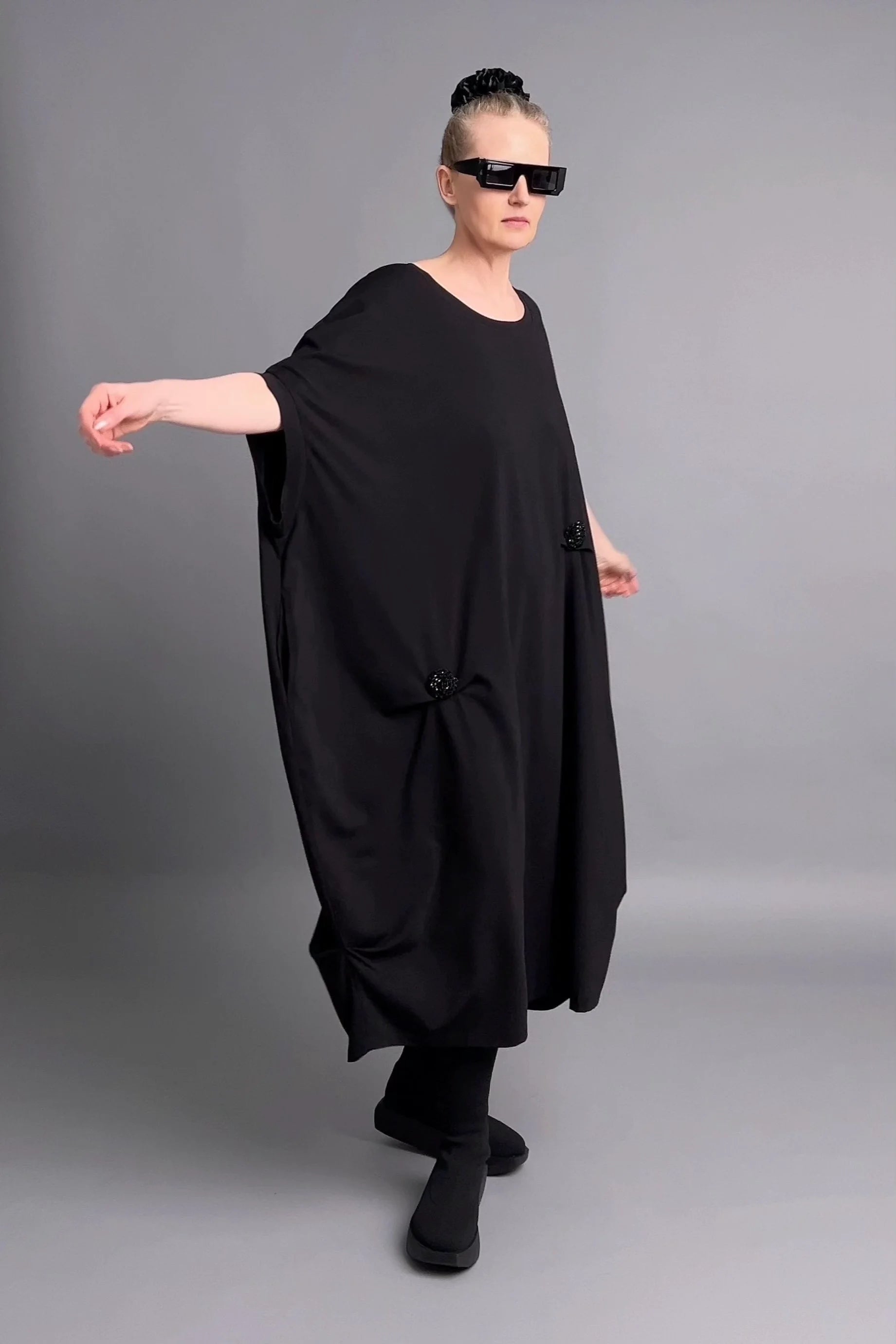 Avantgarde-Kleid in Schwarz mit Drapierung und Blütendetails von Maxlive im Oversize-Look