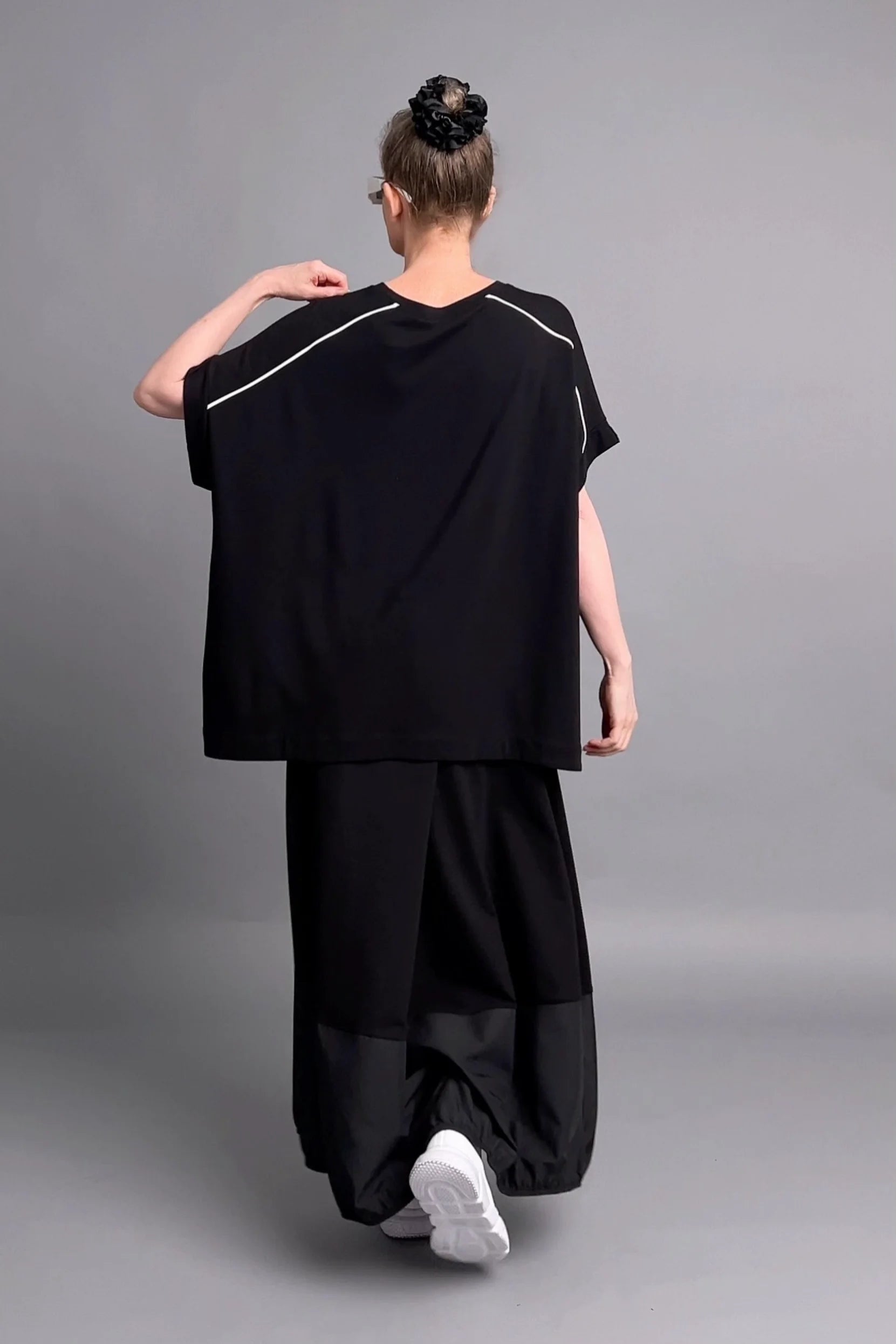 Oversize-Bluse in Schwarz mit Kontrastpaspel von Maxlive – avantgardistisch & urban