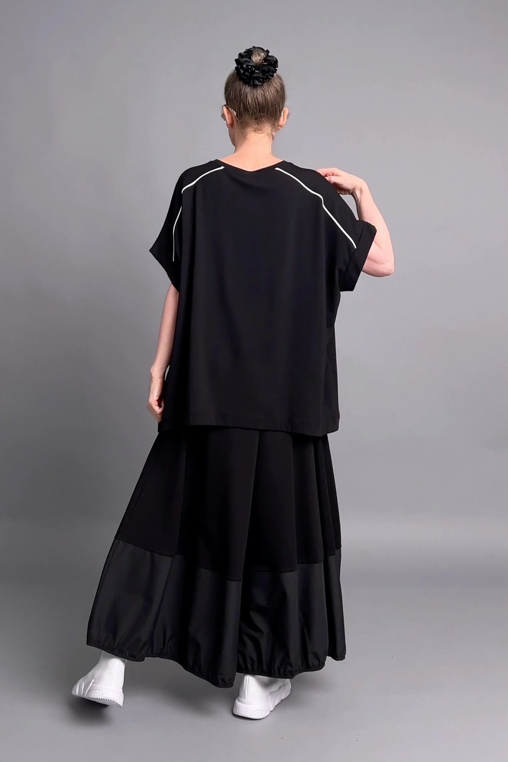 Oversize-Bluse in Schwarz mit Kontrastpaspel von Maxlive – avantgardistisch & urban