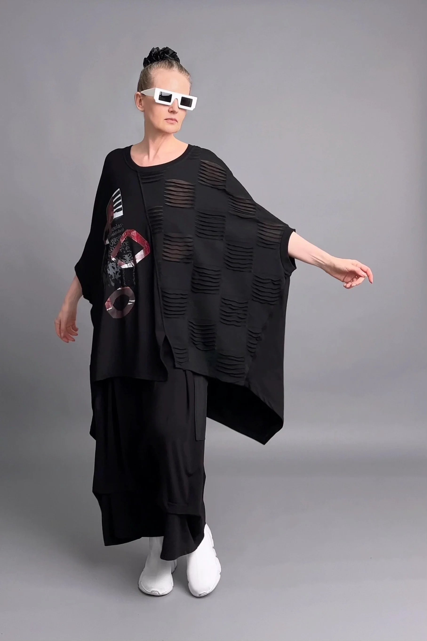 Oversize-Bluse mit Cut-out-Design und abstraktem Print aus Viskosemix von Maxlive