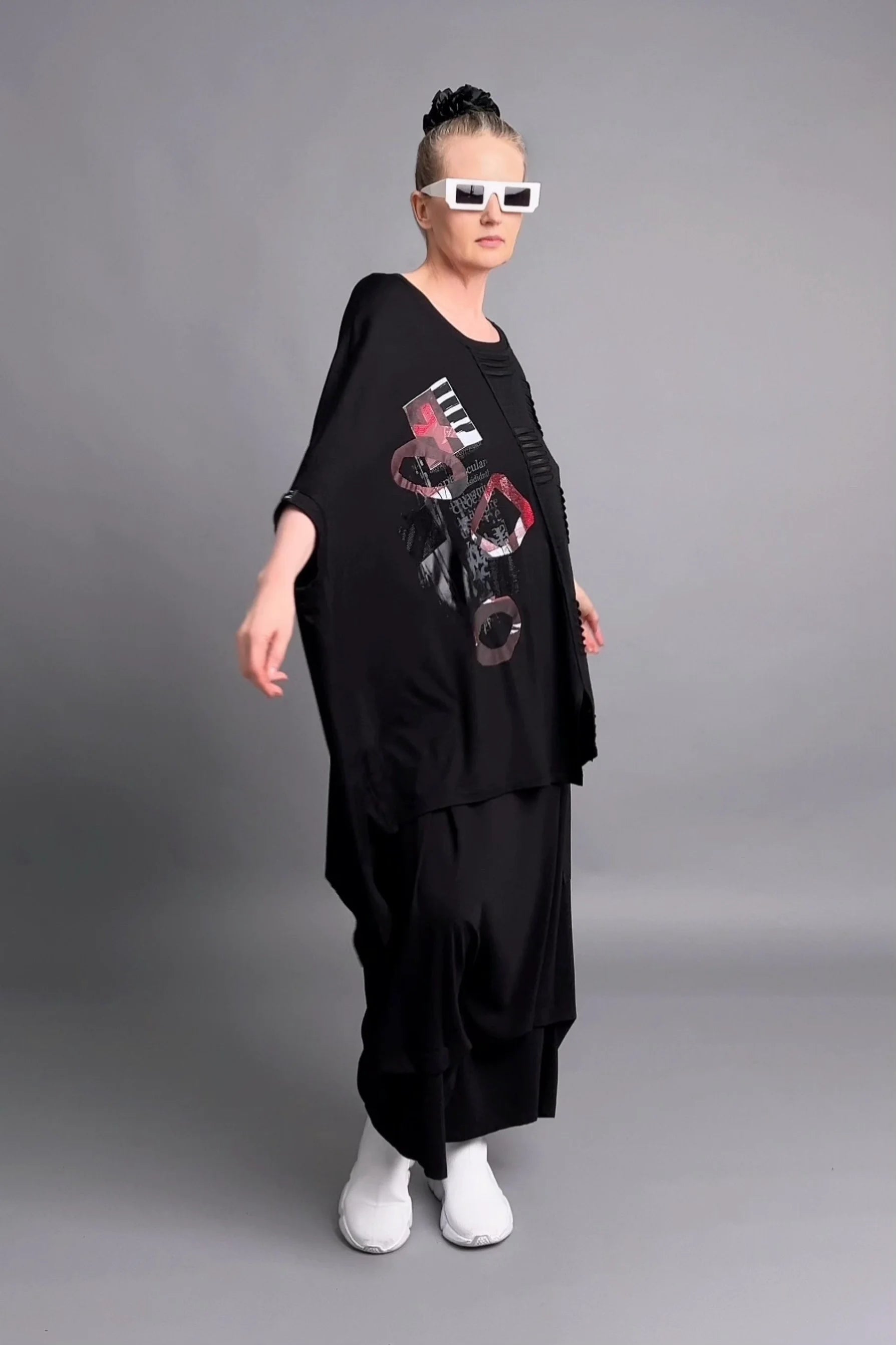 Oversize-Bluse mit Cut-out-Design und abstraktem Print aus Viskosemix von Maxlive