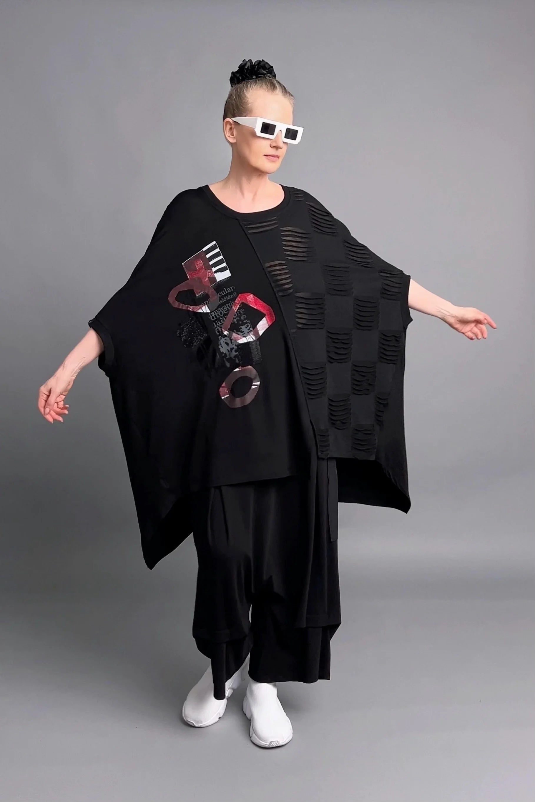 Oversize-Bluse mit Cut-out-Design und abstraktem Print aus Viskosemix von Maxlive