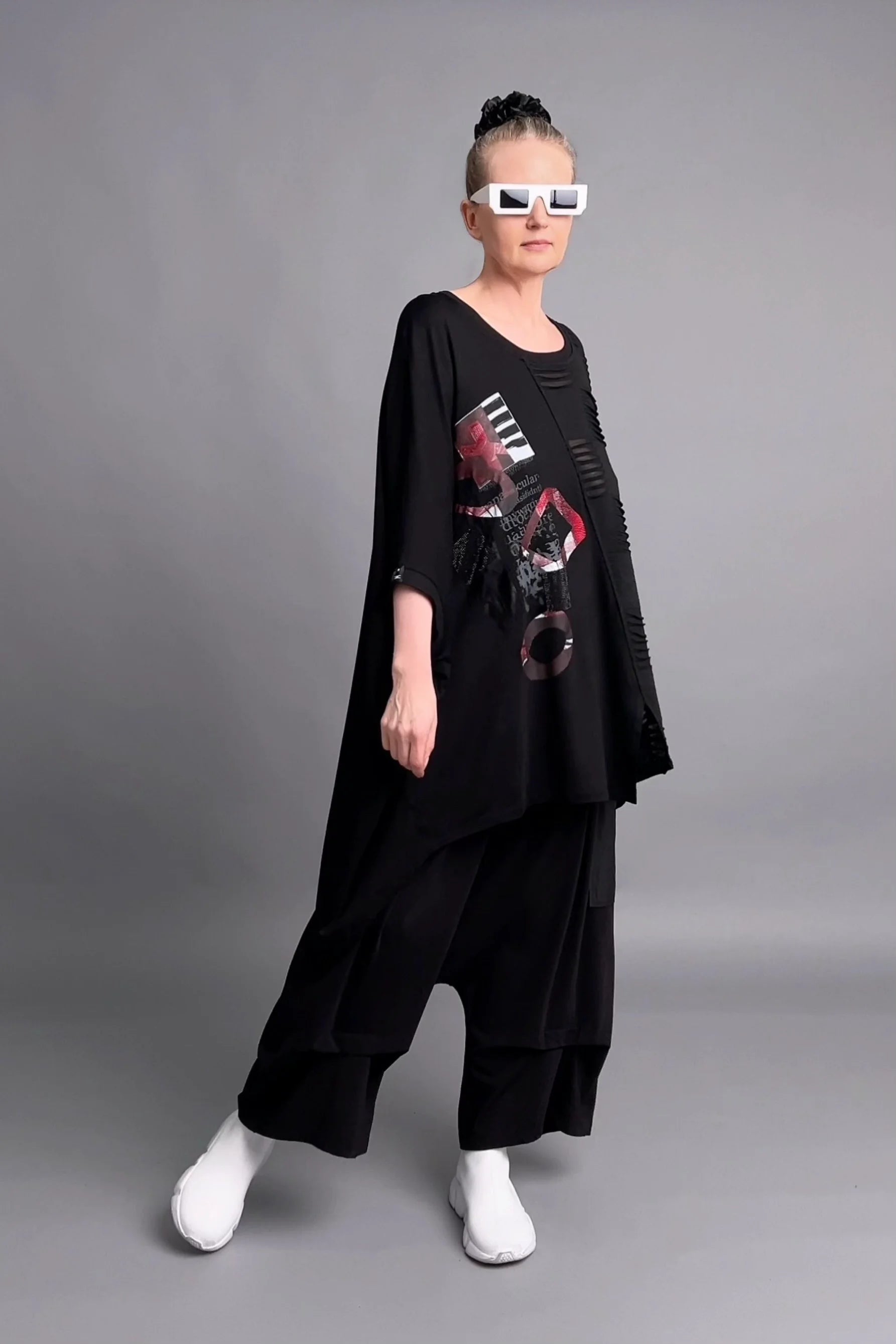 Oversize-Bluse mit Cut-out-Design und abstraktem Print aus Viskosemix von Maxlive