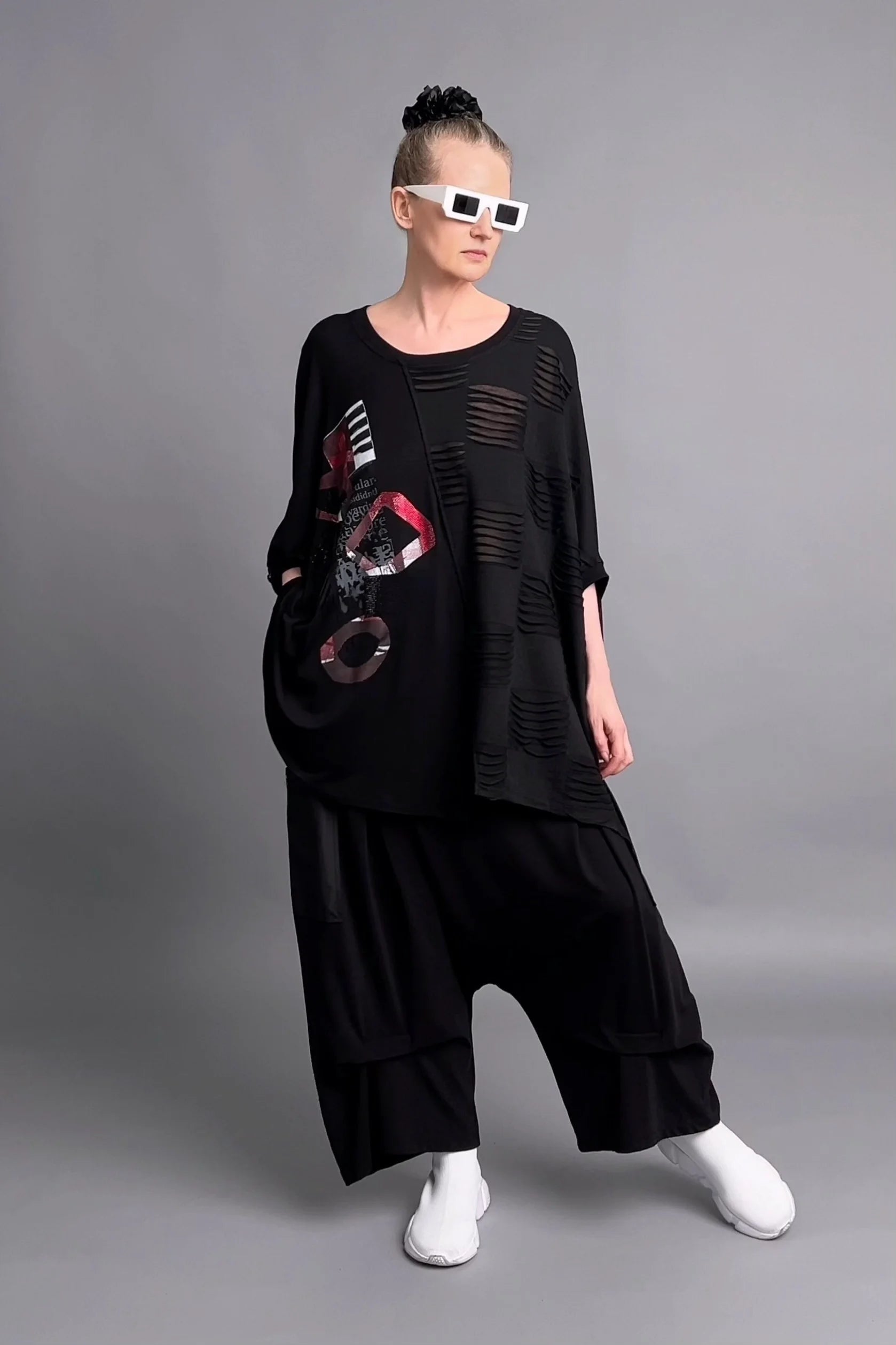 Oversize-Bluse mit Cut-out-Design und abstraktem Print aus Viskosemix von Maxlive
