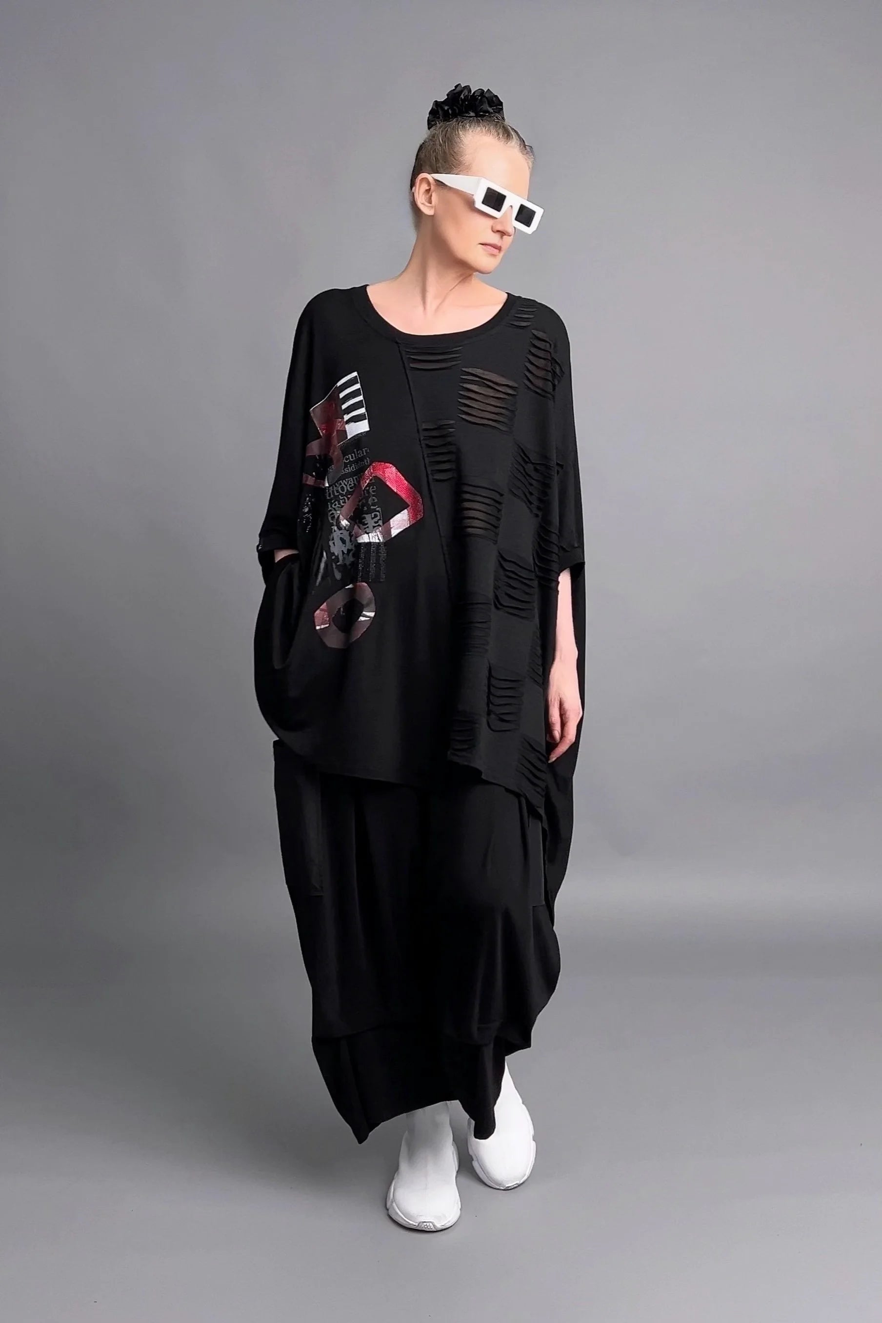 Oversize-Bluse mit Cut-out-Design und abstraktem Print aus Viskosemix von Maxlive