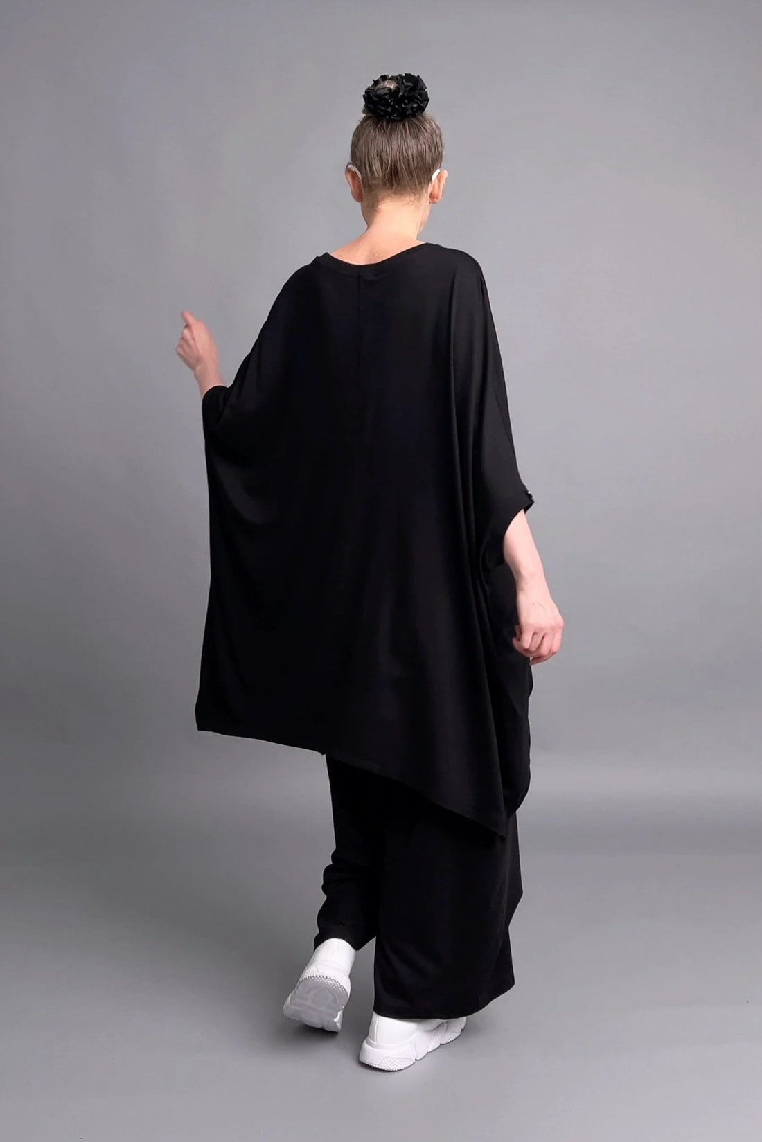 Oversize-Bluse mit Cut-out-Design und abstraktem Print aus Viskosemix von Maxlive