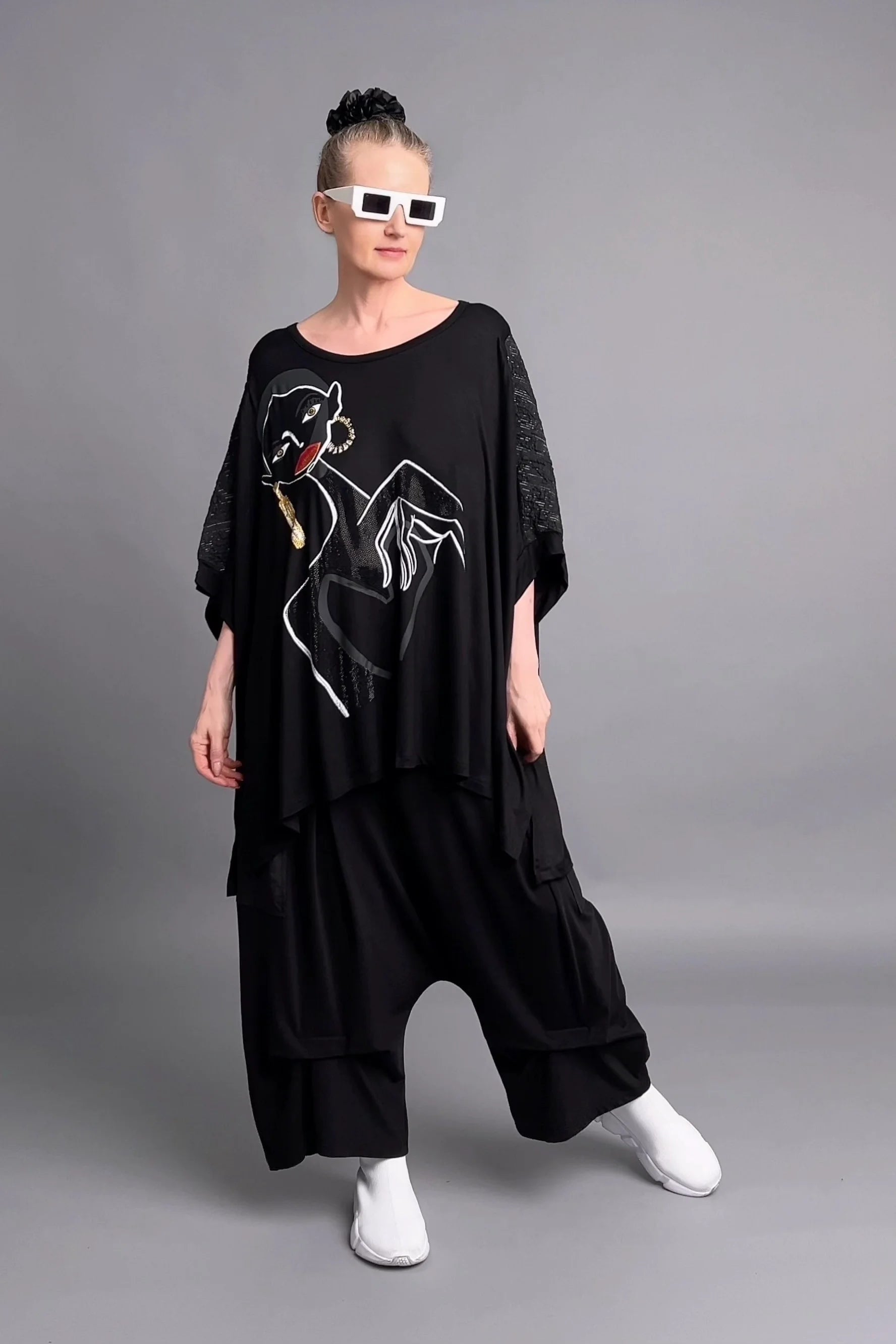 Maxlive Oversize-Bluse mit Artface-Print und Glanzdetails in Schwarz – avantgardistisch weit