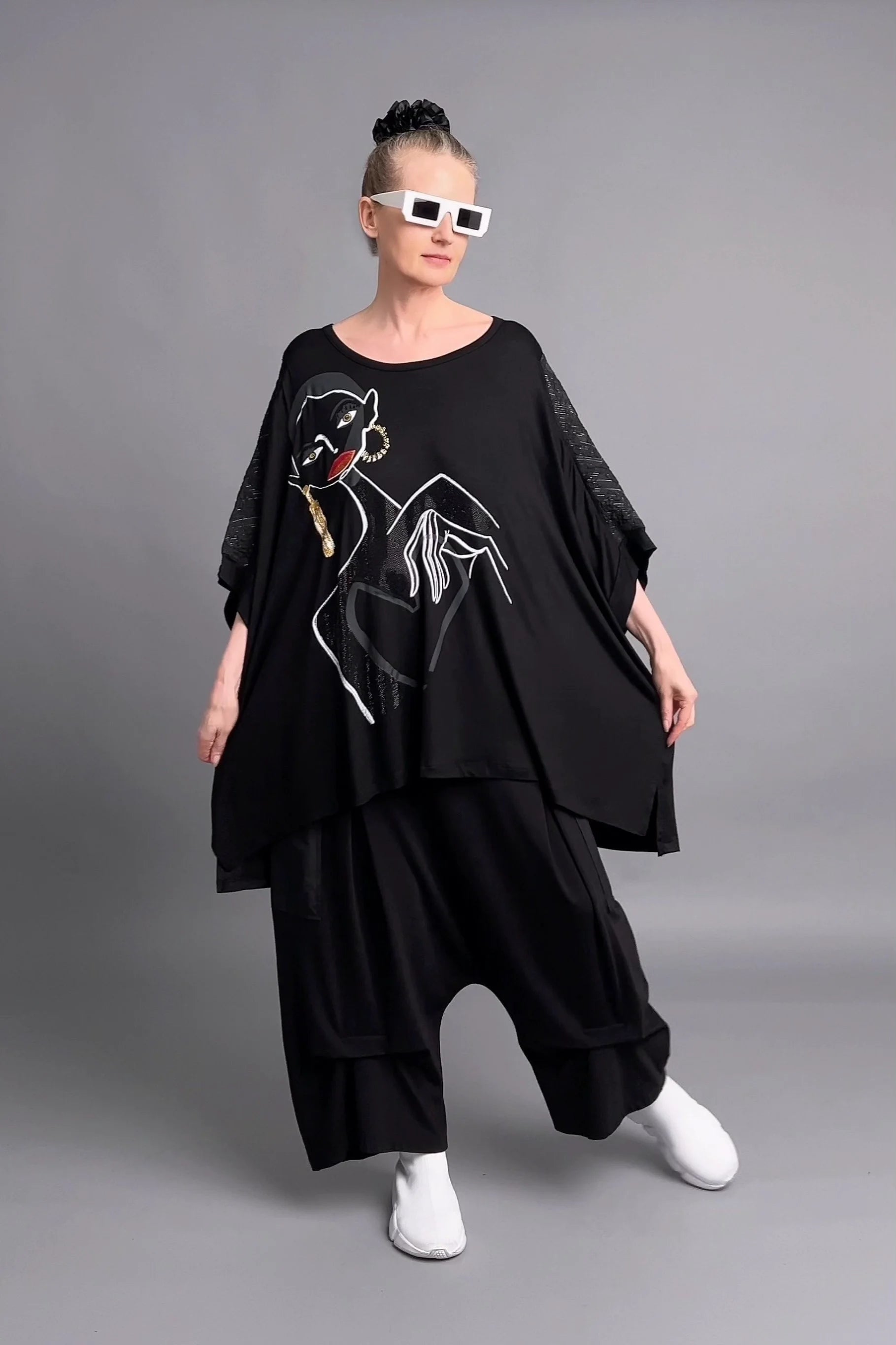 Maxlive Oversize-Bluse mit Artface-Print und Glanzdetails in Schwarz – avantgardistisch weit
