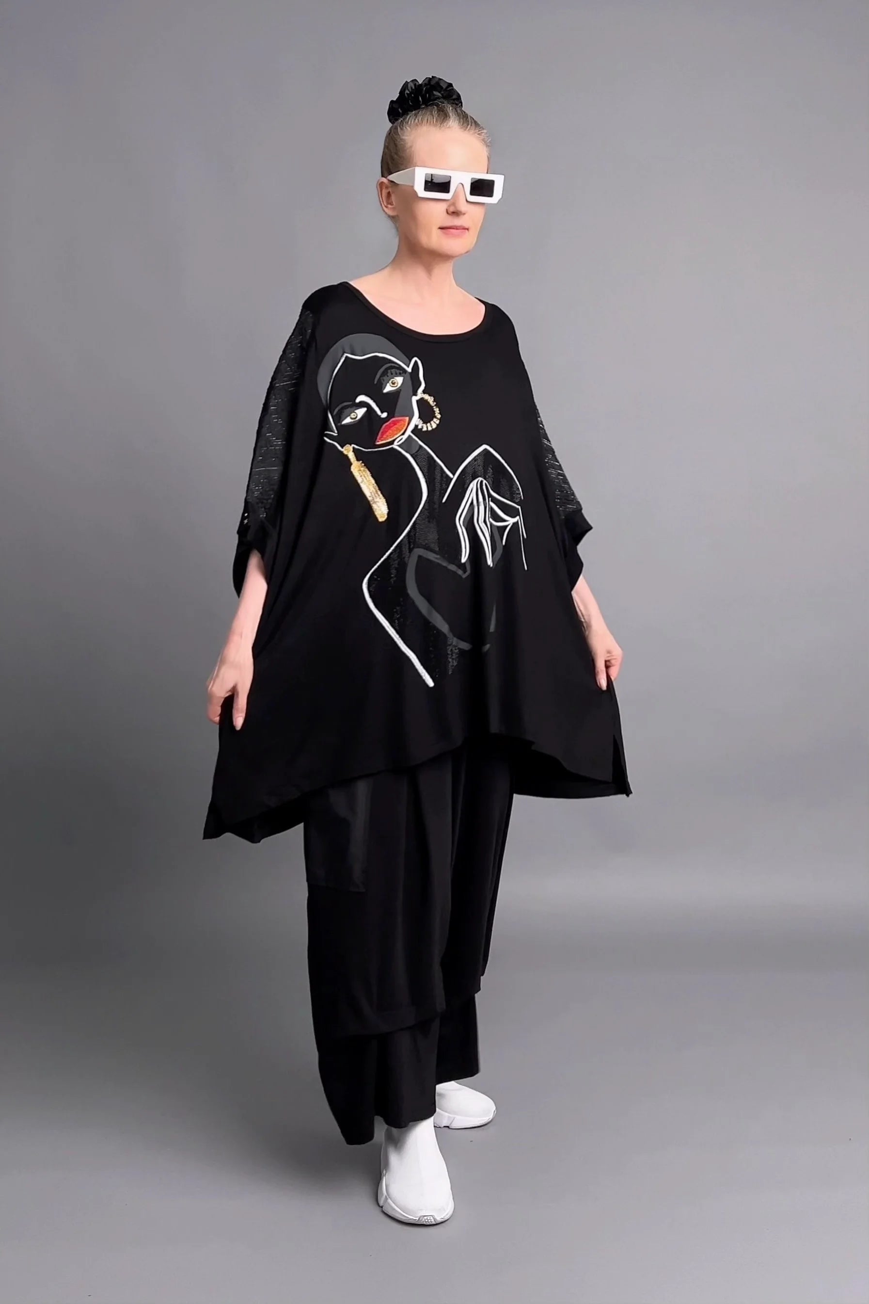 Maxlive Oversize-Bluse mit Artface-Print und Glanzdetails in Schwarz – avantgardistisch weit