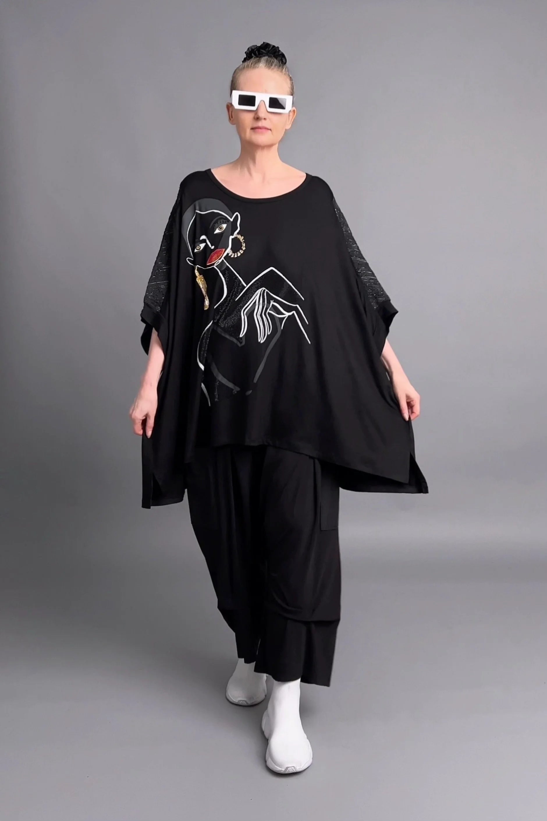Maxlive Oversize-Bluse mit Artface-Print und Glanzdetails in Schwarz – avantgardistisch weit