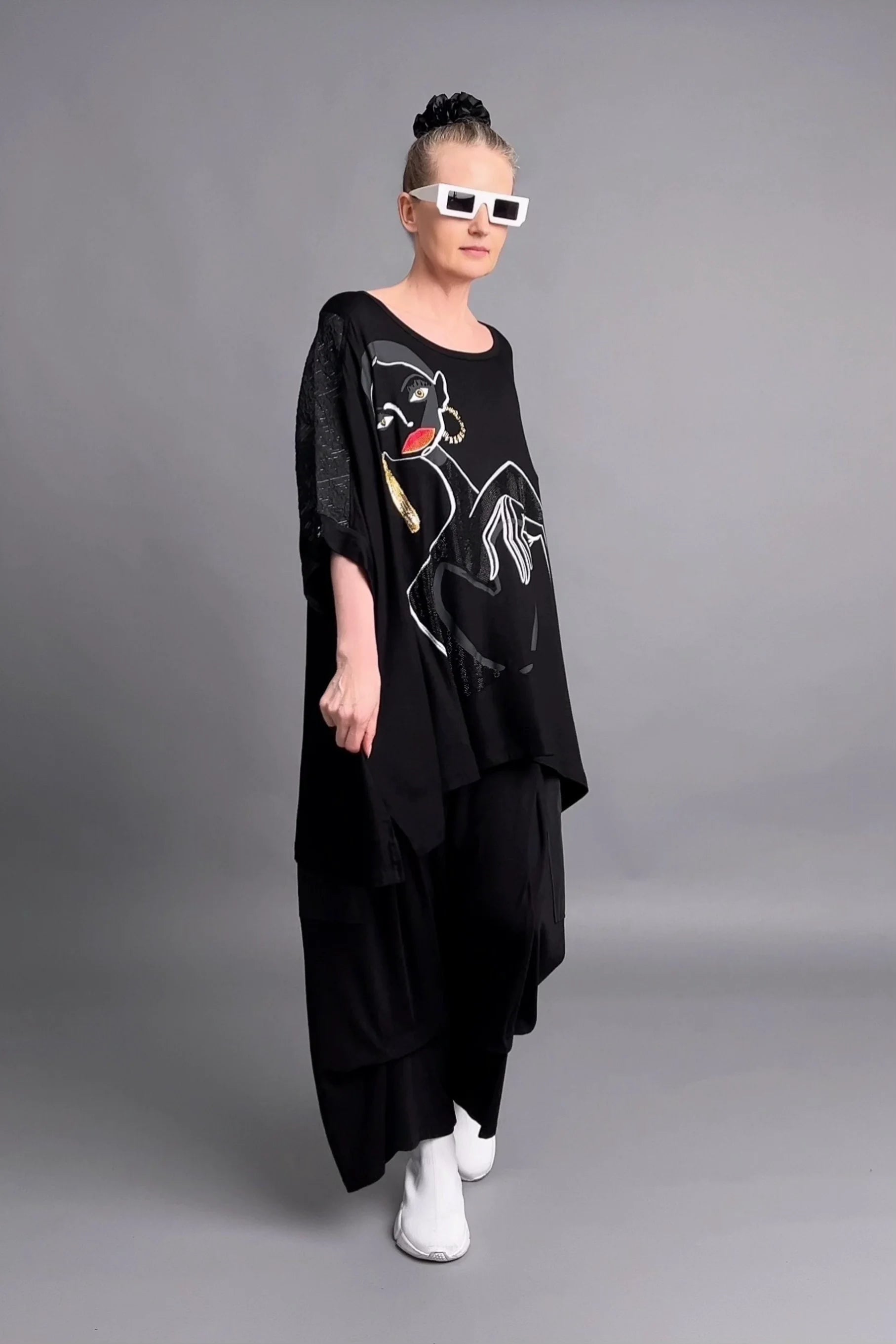 Maxlive Oversize-Bluse mit Artface-Print und Glanzdetails in Schwarz – avantgardistisch weit