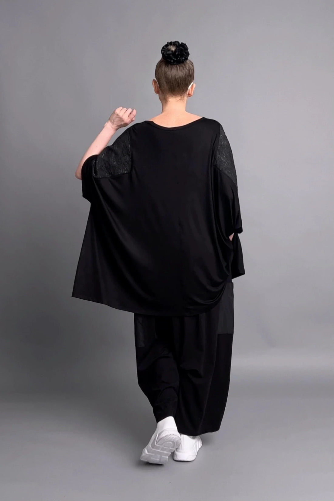 Maxlive Oversize-Bluse mit Artface-Print und Glanzdetails in Schwarz – avantgardistisch weit