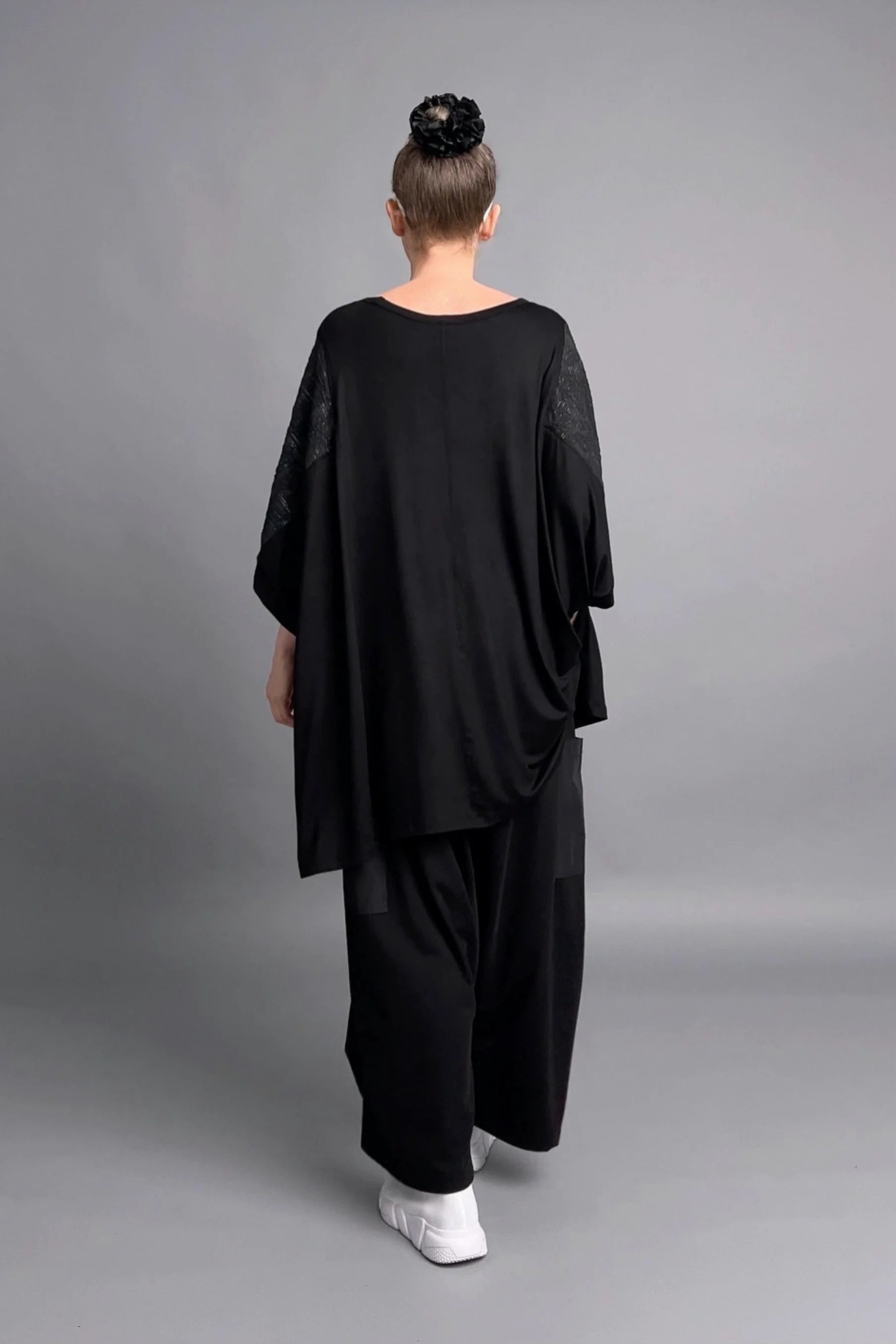 Maxlive Oversize-Bluse mit Artface-Print und Glanzdetails in Schwarz – avantgardistisch weit