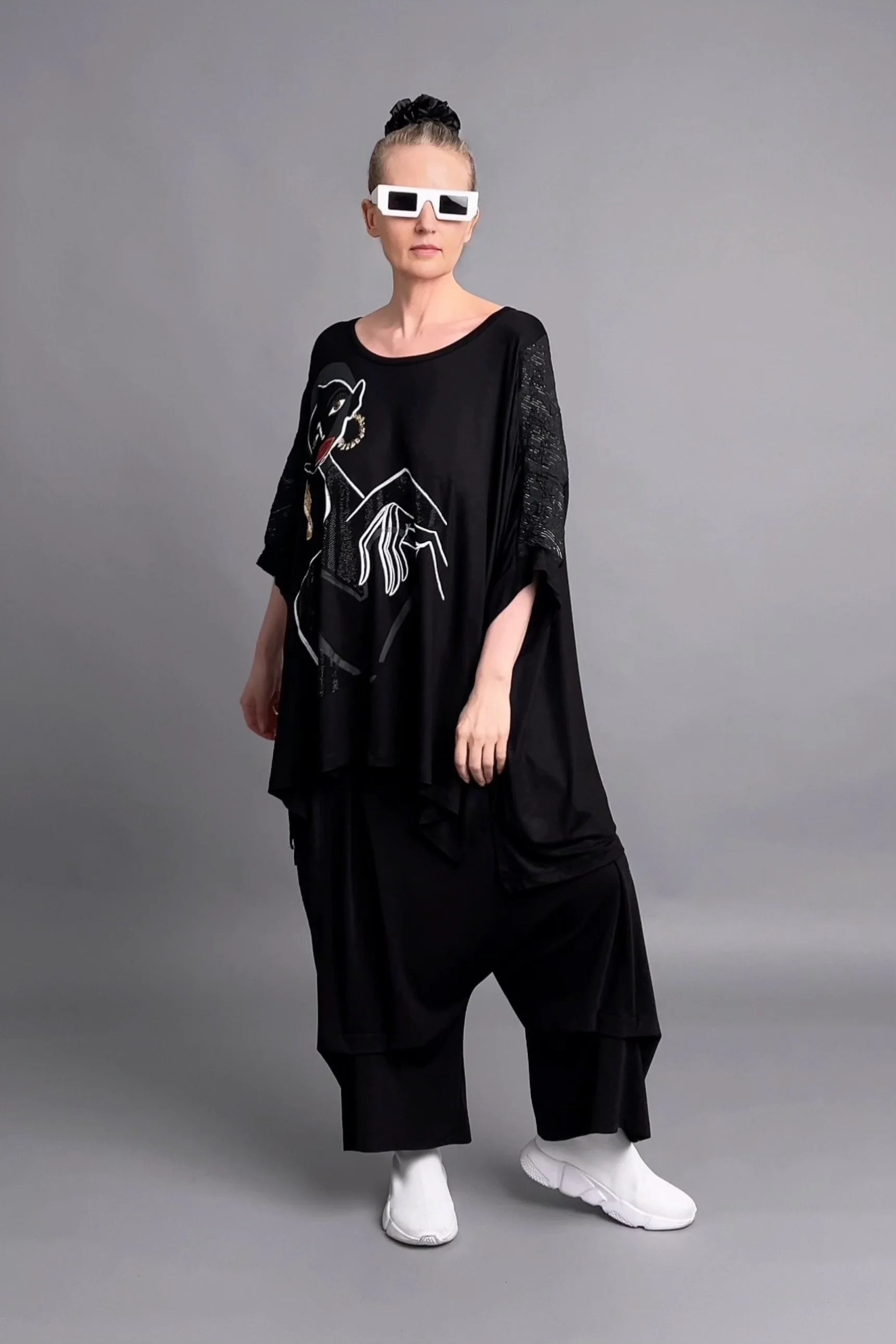 Maxlive Oversize-Bluse mit Artface-Print und Glanzdetails in Schwarz – avantgardistisch weit