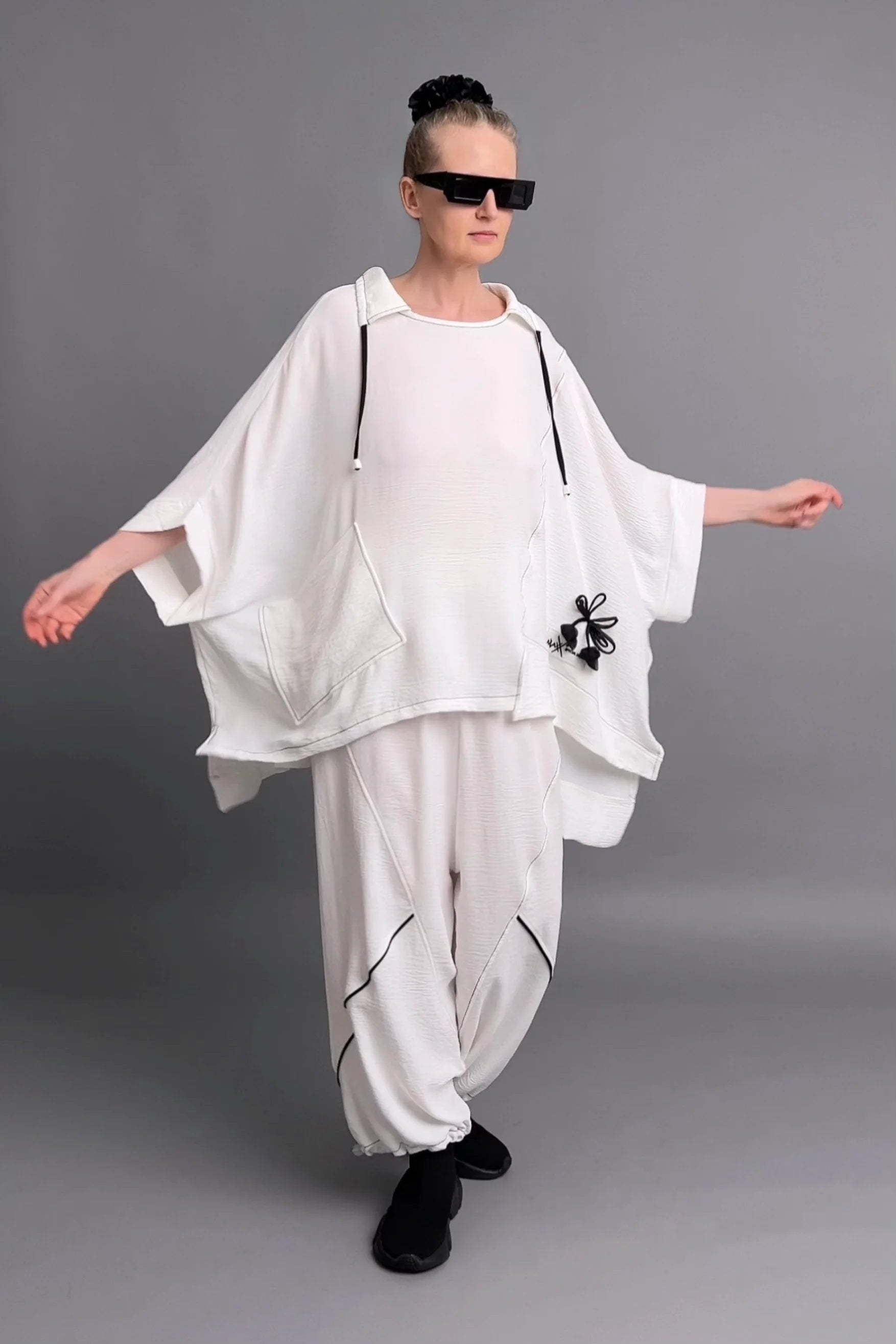 Oversize Zweiteiler von Maxlive in Weiß mit Kontrastdetails und verspieltem Kordel-Design