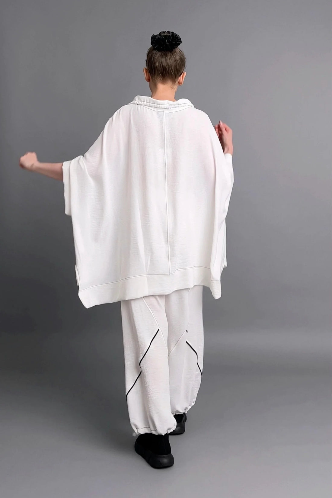 Oversize Zweiteiler von Maxlive in Weiß mit Kontrastdetails und verspieltem Kordel-Design