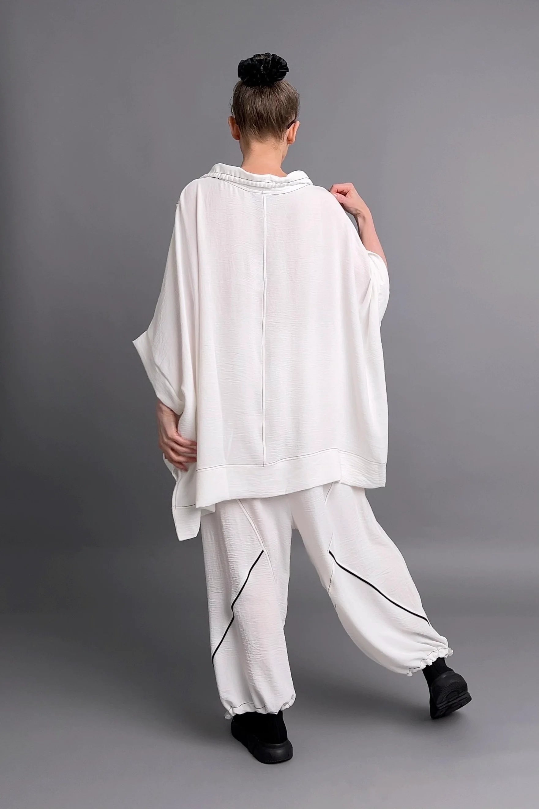 Oversize Zweiteiler von Maxlive in Weiß mit Kontrastdetails und verspieltem Kordel-Design