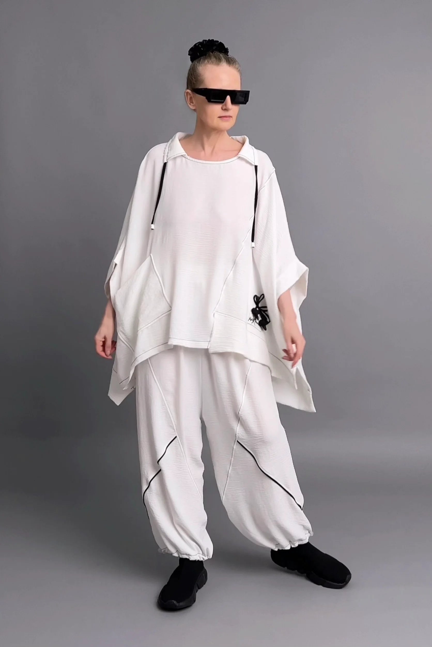 Oversize Zweiteiler von Maxlive in Weiß mit Kontrastdetails und verspieltem Kordel-Design