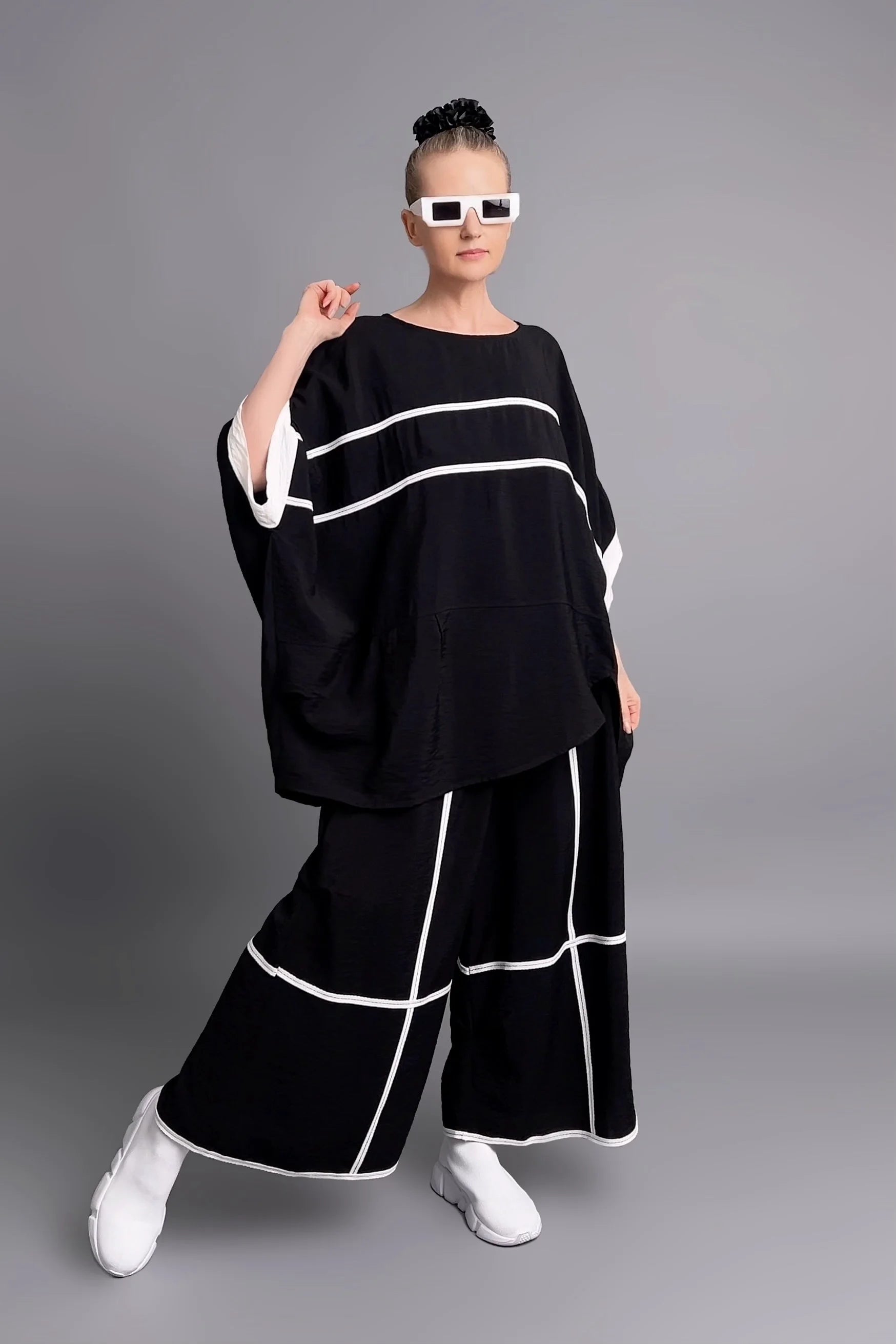 Avantgarde Set aus Oversize-Shirt & Culotte mit Kontraststreifen in Schwarz von Maxlive