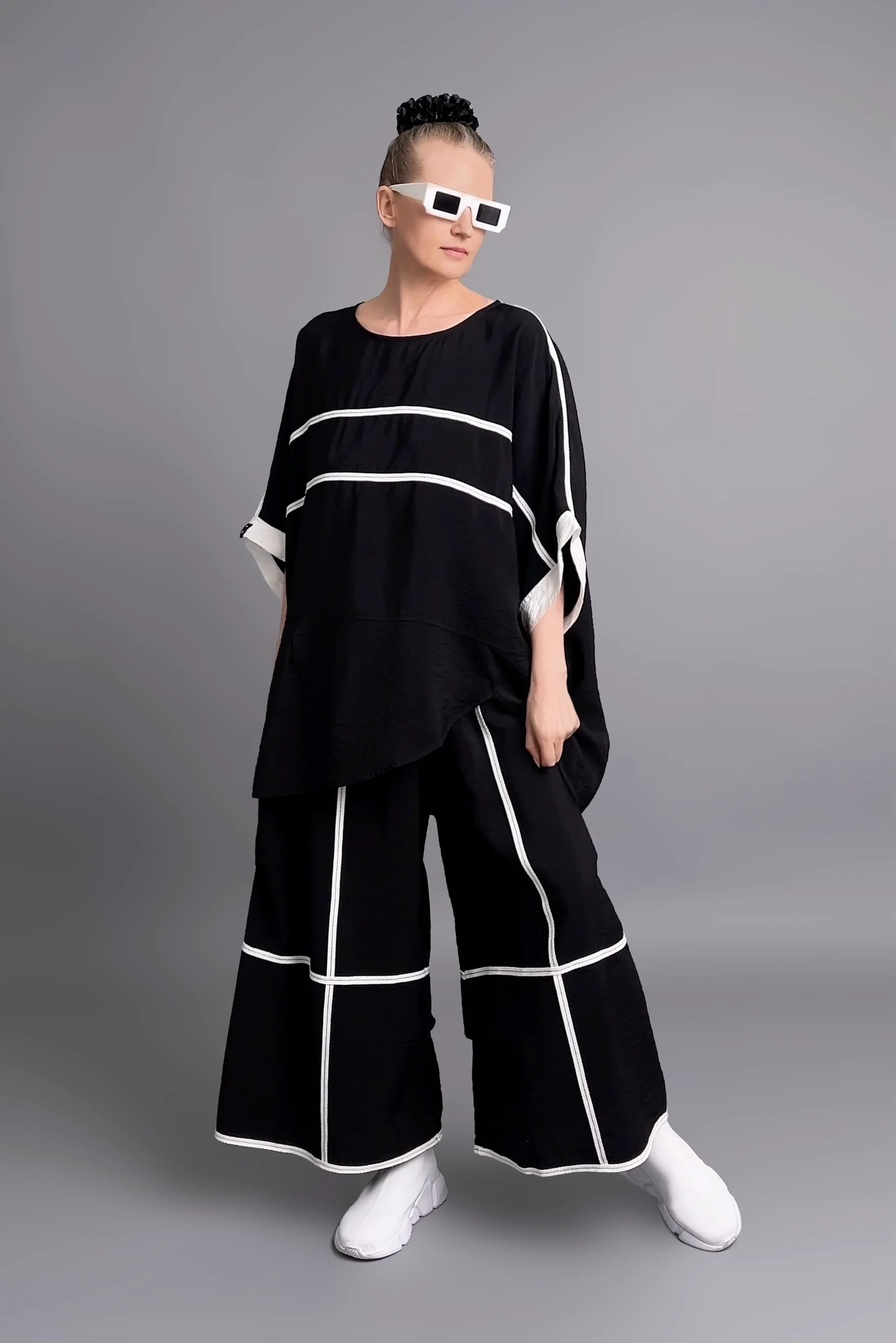 Avantgarde Set aus Oversize-Shirt & Culotte mit Kontraststreifen in Schwarz von Maxlive