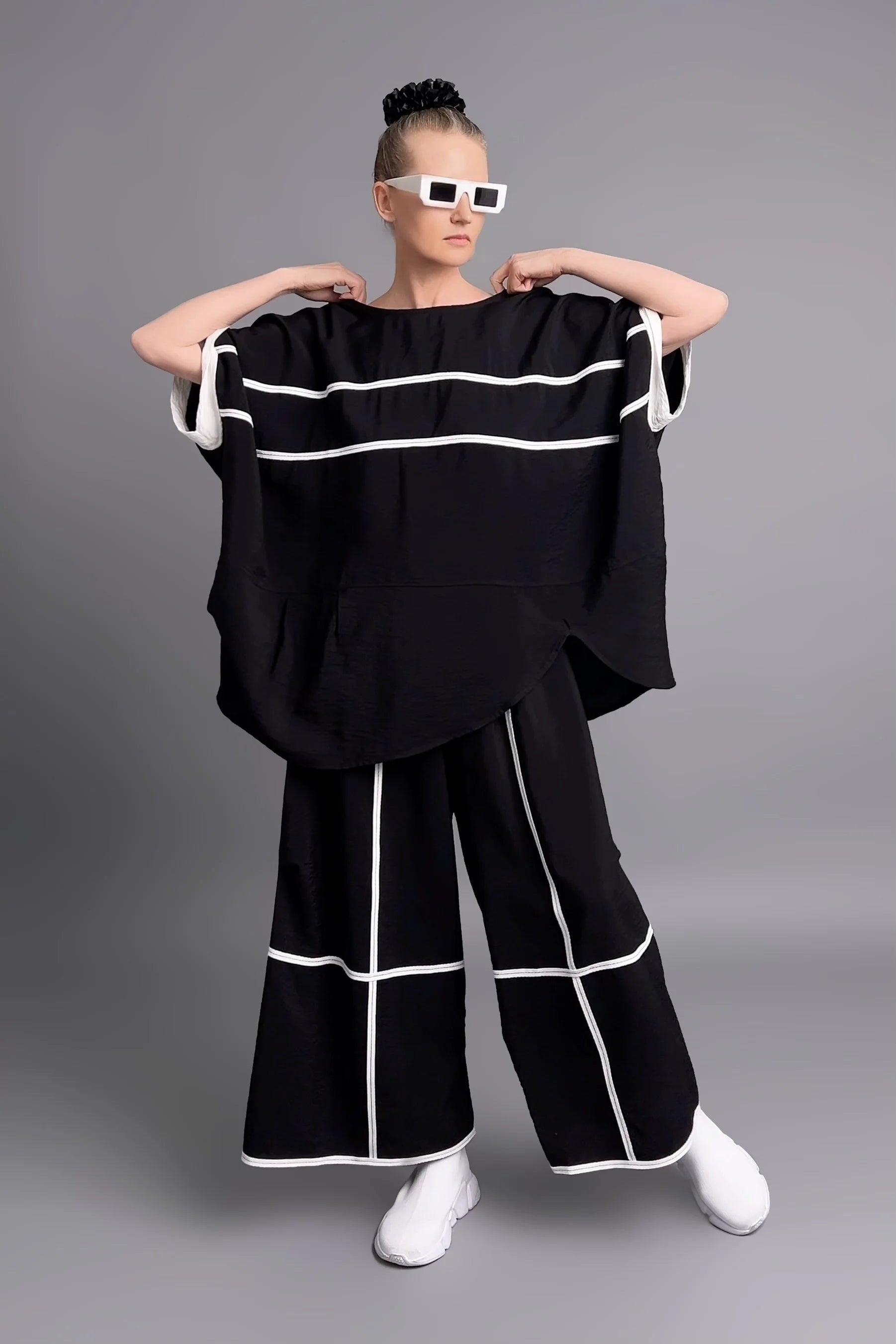 Avantgarde Set aus Oversize-Shirt & Culotte mit Kontraststreifen in Schwarz von Maxlive