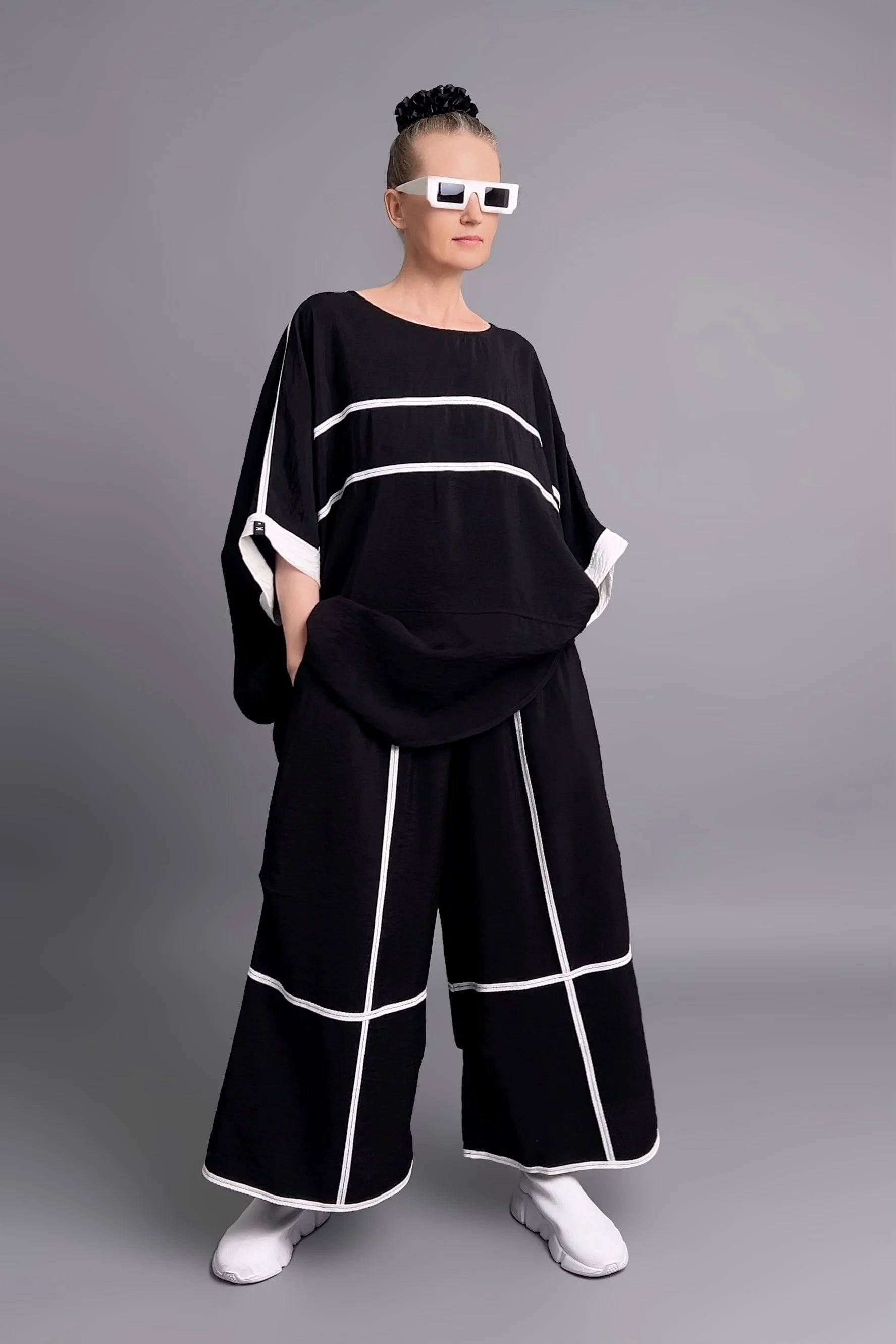 Avantgarde Set aus Oversize-Shirt & Culotte mit Kontraststreifen in Schwarz von Maxlive