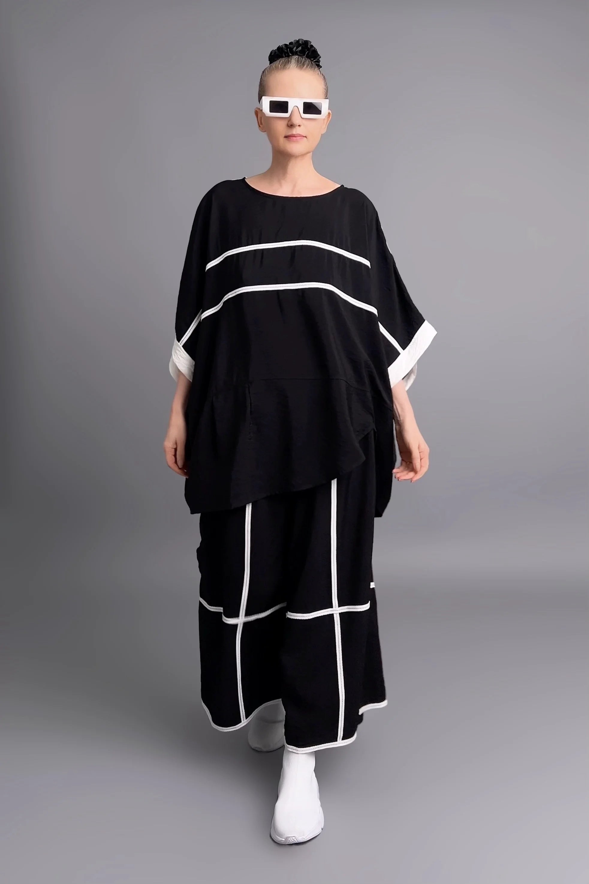 Avantgarde Set aus Oversize-Shirt & Culotte mit Kontraststreifen in Schwarz von Maxlive