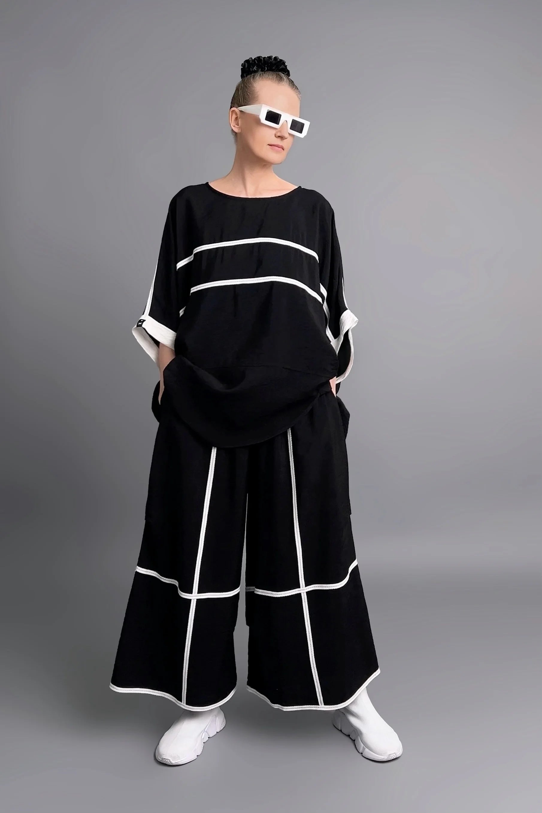 Avantgarde Set aus Oversize-Shirt & Culotte mit Kontraststreifen in Schwarz von Maxlive